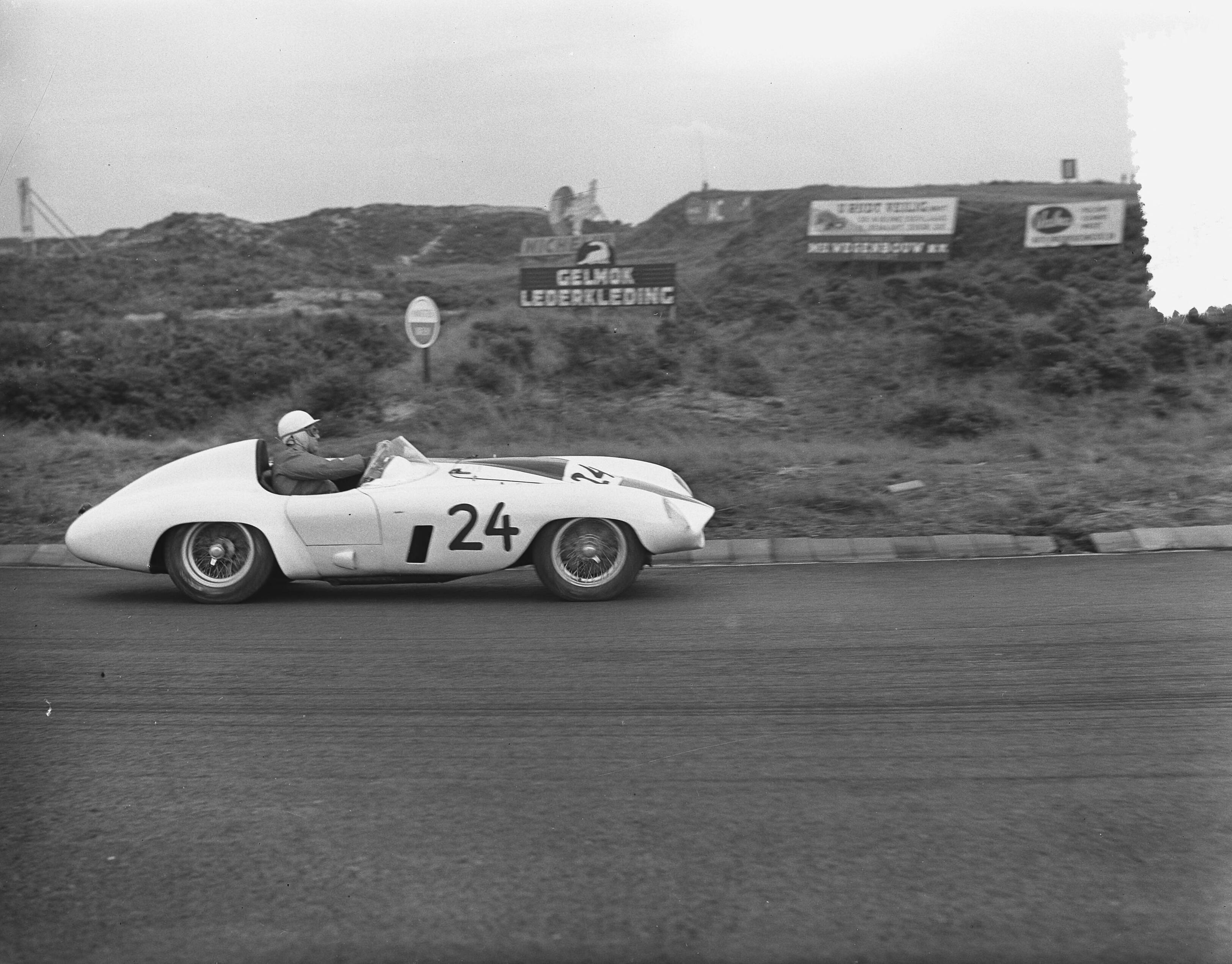 Fotocollectie Anefo — Trainingsdag sportwagenraces Zandvoort. De Amerikaan Boris '"Bob" Said in zijn Ferrari Mondial , deze bereikte grote snelheden — Foto: Bilsen, Joop van / Anefo. Licentie: Set B: Rechtenvrij / Publiek Domein. Bron: Nationaal Archief. http://hdl.handle.net/10648/a927c2f0-d0b4-102d-bcf8-003048976d84