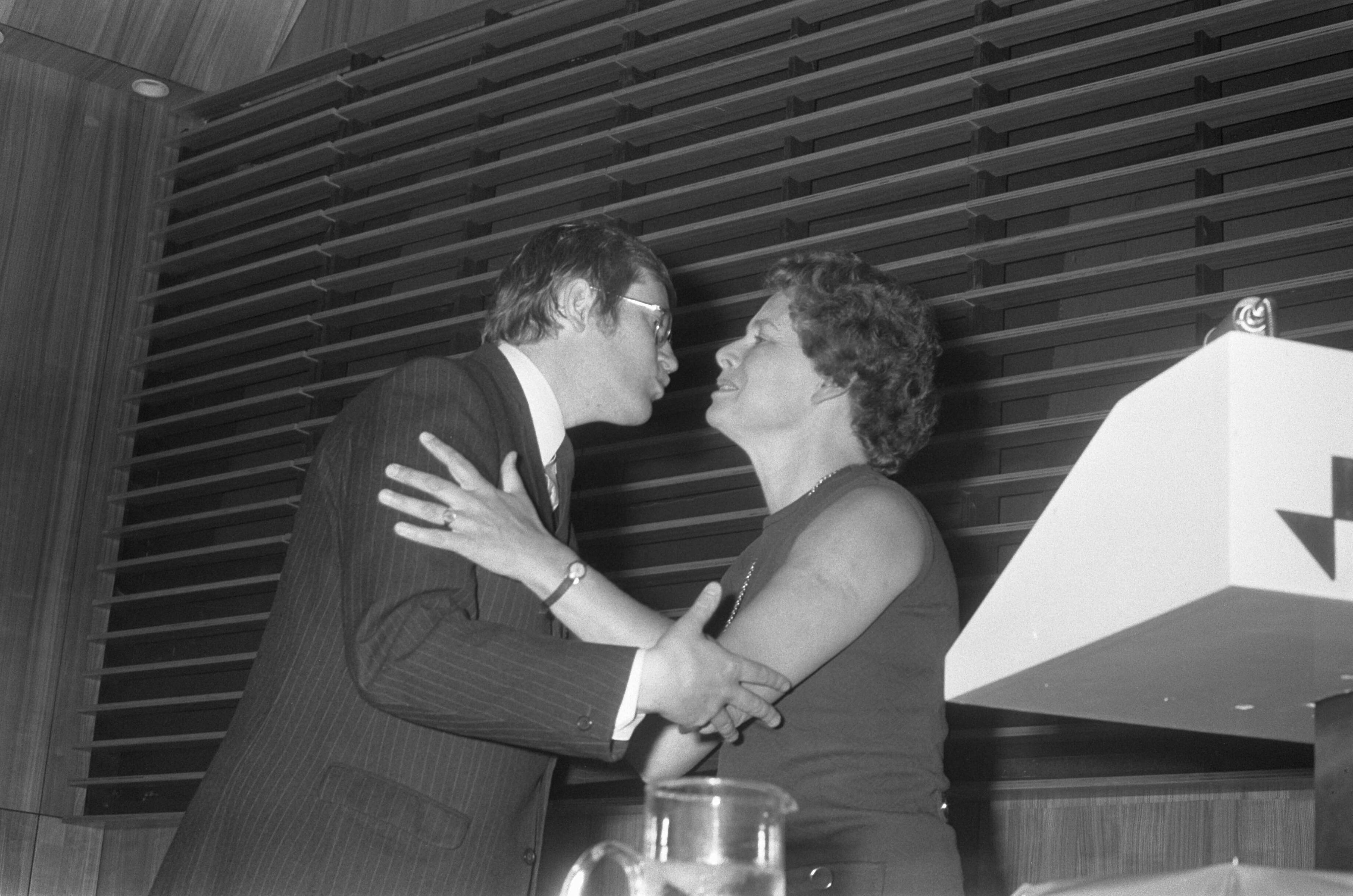 Fotocollectie Anefo — VVD-hoofdbestuur bijeen in Breda om lijsttrekker te kiezen Wiegel en mevrouw Van Someren Downer — Foto: Verhoeff, Bert / Anefo. Licentie: Set B: Rechtenvrij / Publiek Domein. Bron: Nationaal Archief. http://hdl.handle.net/10648/abf6fe56-d0b4-102d-bcf8-003048976d84