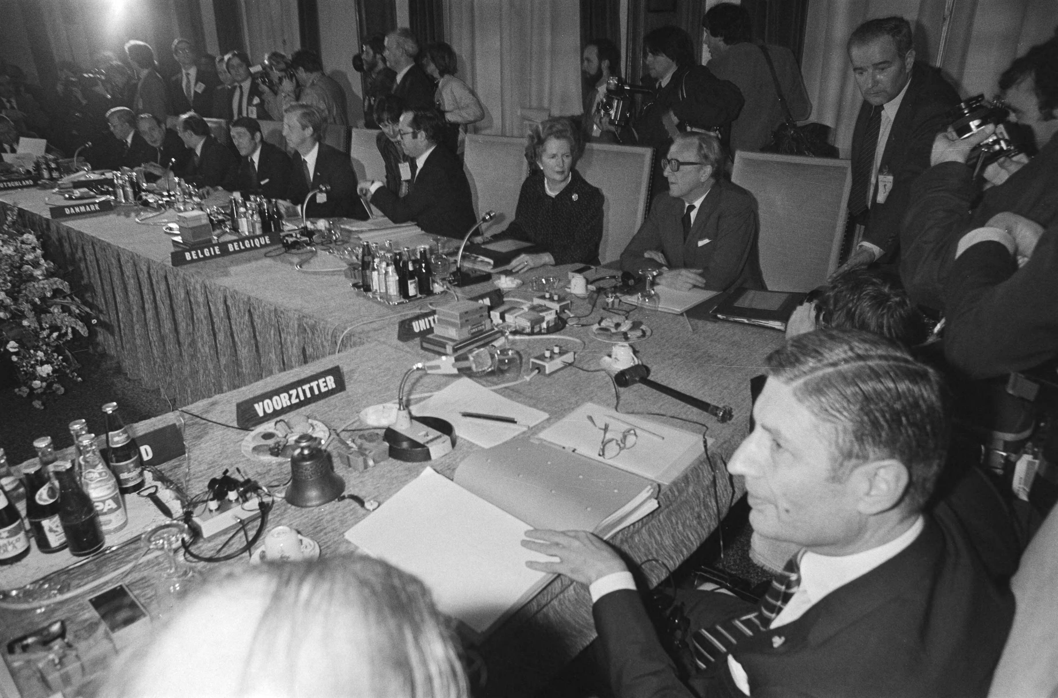 Fotocollectie Anefo — Europese Raad in Maastricht, voorzitter premier Van Agt start conferentie — Foto: Croes, Rob C. / Anefo. Licentie: Set B: Rechtenvrij / Publiek Domein. Bron: Nationaal Archief. http://hdl.handle.net/10648/acf7b9da-d0b4-102d-bcf8-003048976d84