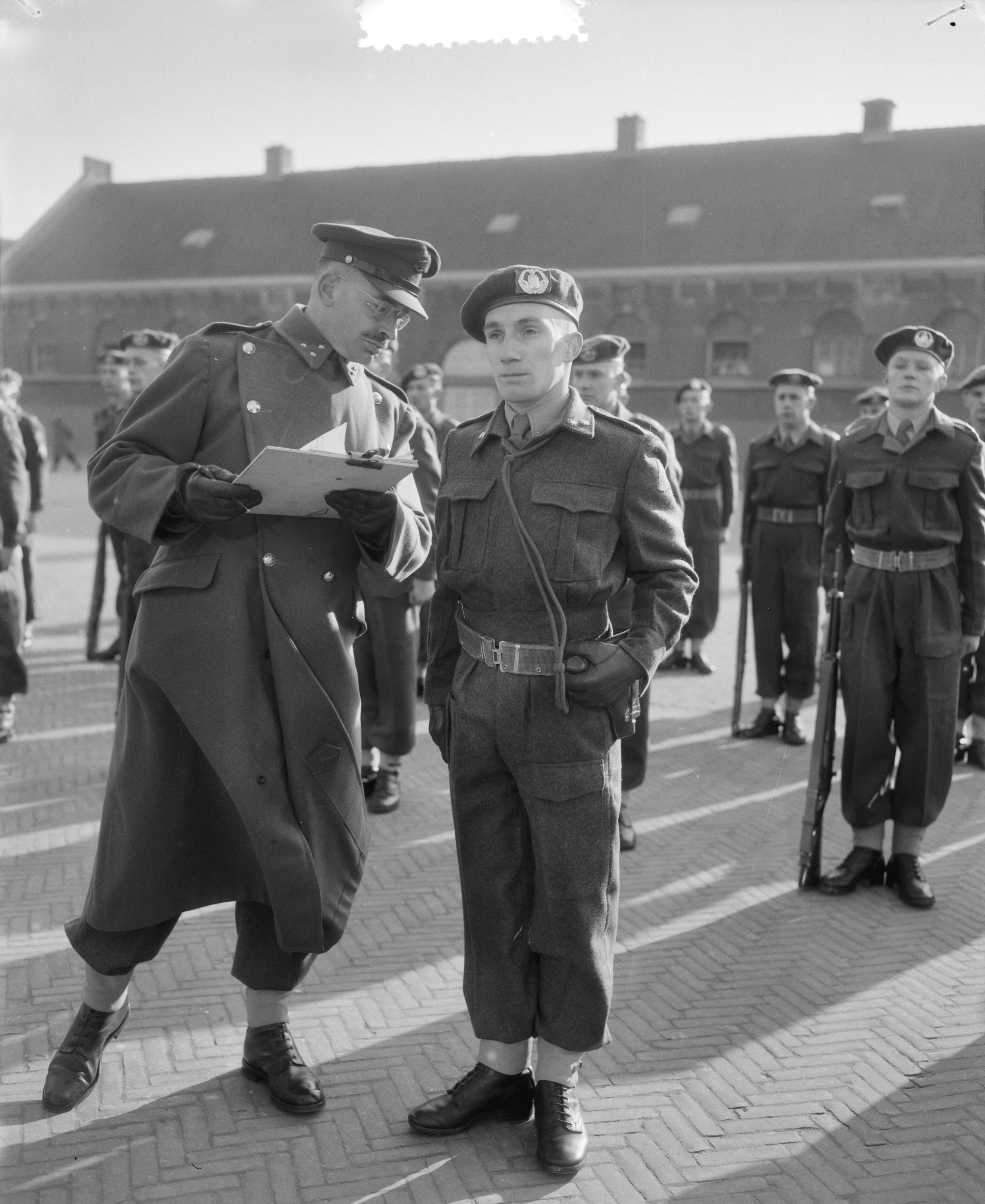 Fotocollectie Anefo — Exercitiewedstrijden van de Koninklijke Landmacht te Den Haag — Foto: Duinen, G.W. van / Anefo. Licentie: Set B: Rechtenvrij / Publiek Domein. Bron: Nationaal Archief. http://hdl.handle.net/10648/a91bd3a0-d0b4-102d-bcf8-003048976d84