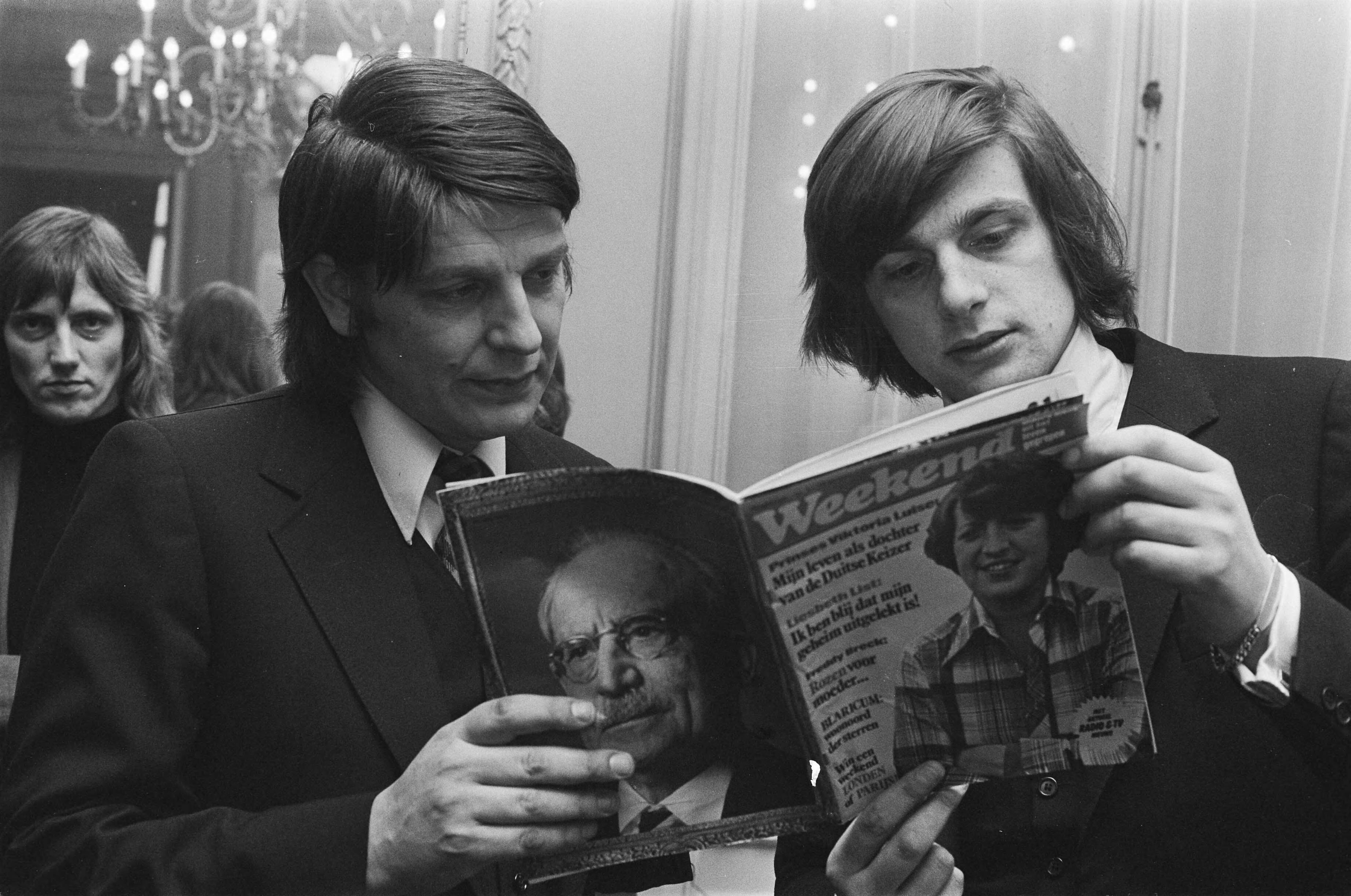 Fotocollectie Anefo — Nieuw weekbled "Weekend" in Den Haag geintroduceerd; Peter Muller (l) en directeur Robert Muller met hun nieuwe blad — Foto: Verhoeff, Bert / Anefo. Licentie: Set B: Rechtenvrij / Publiek Domein. Bron: Nationaal Archief. http://hdl.handle.net/10648/ac5e99e4-d0b4-102d-bcf8-003048976d84