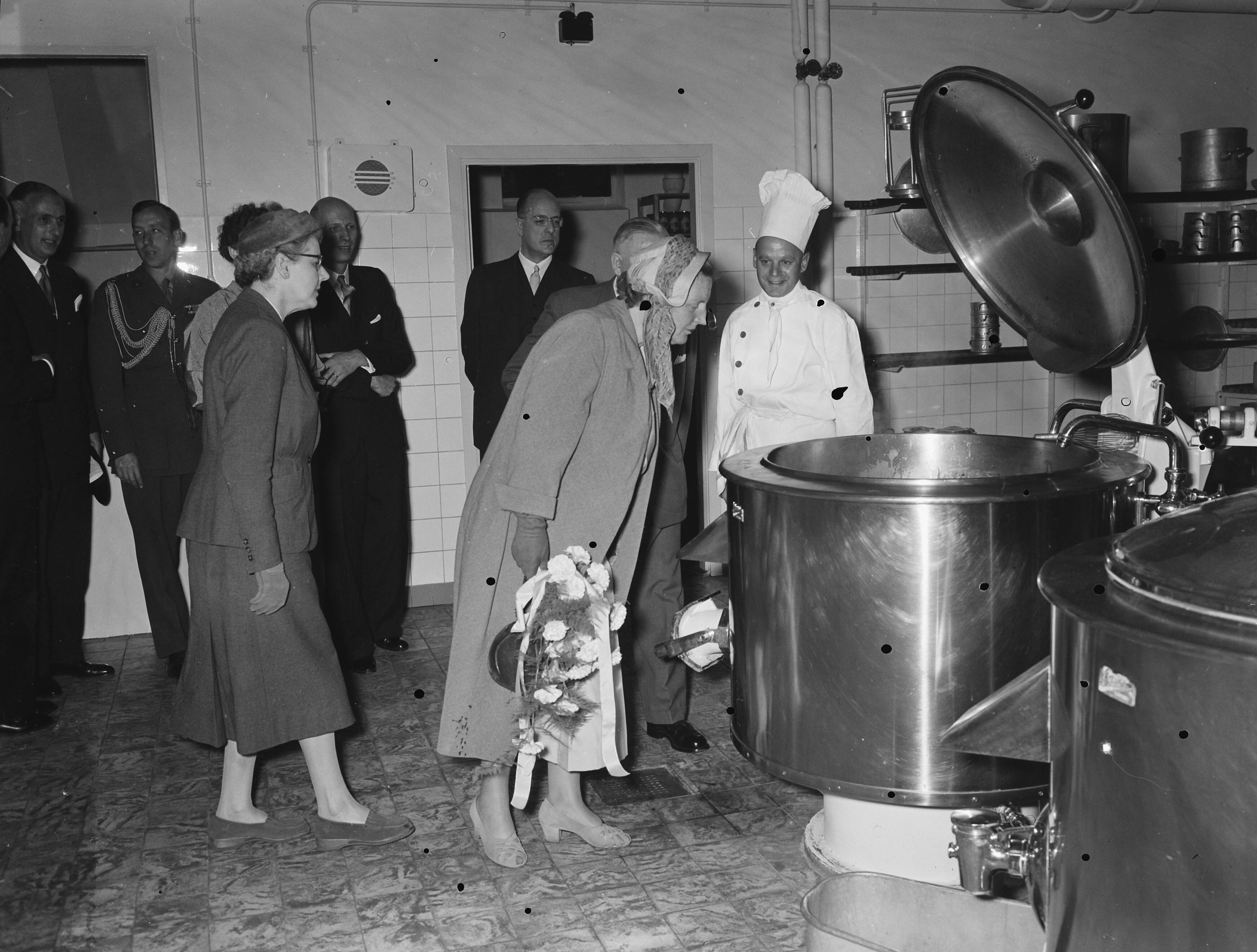 Fotocollectie Anefo — koningin Juliana brengt werkbezoek aan Den Haag. In de keuken van bejaardenhuis Oostduin — Foto: Noske, J.D. / Anefo. Licentie: Set B: Rechtenvrij / Publiek Domein. Bron: Nationaal Archief. http://hdl.handle.net/10648/a936aa40-d0b4-102d-bcf8-003048976d84