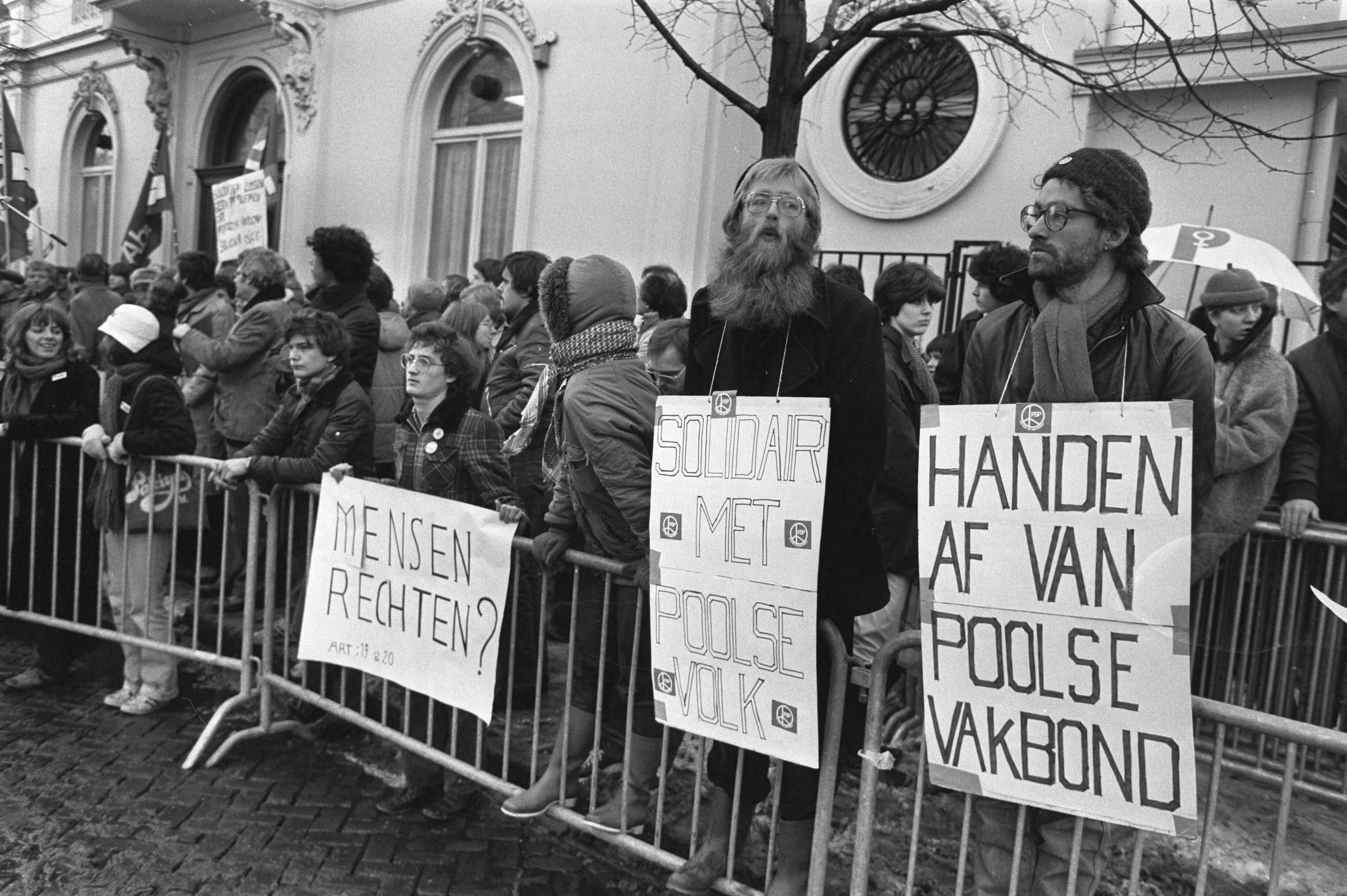 Fotocollectie Anefo — Demonstratie voor Poolse ambassade in Den Haag tegen staat van beleg in Polen. Demonstranten voor de Poolse ambassade — Foto: Bogaerts, Rob / Anefo. Licentie: Set B: Rechtenvrij / Publiek Domein. Bron: Nationaal Archief. http://hdl.handle.net/10648/ad0b42de-d0b4-102d-bcf8-003048976d84
