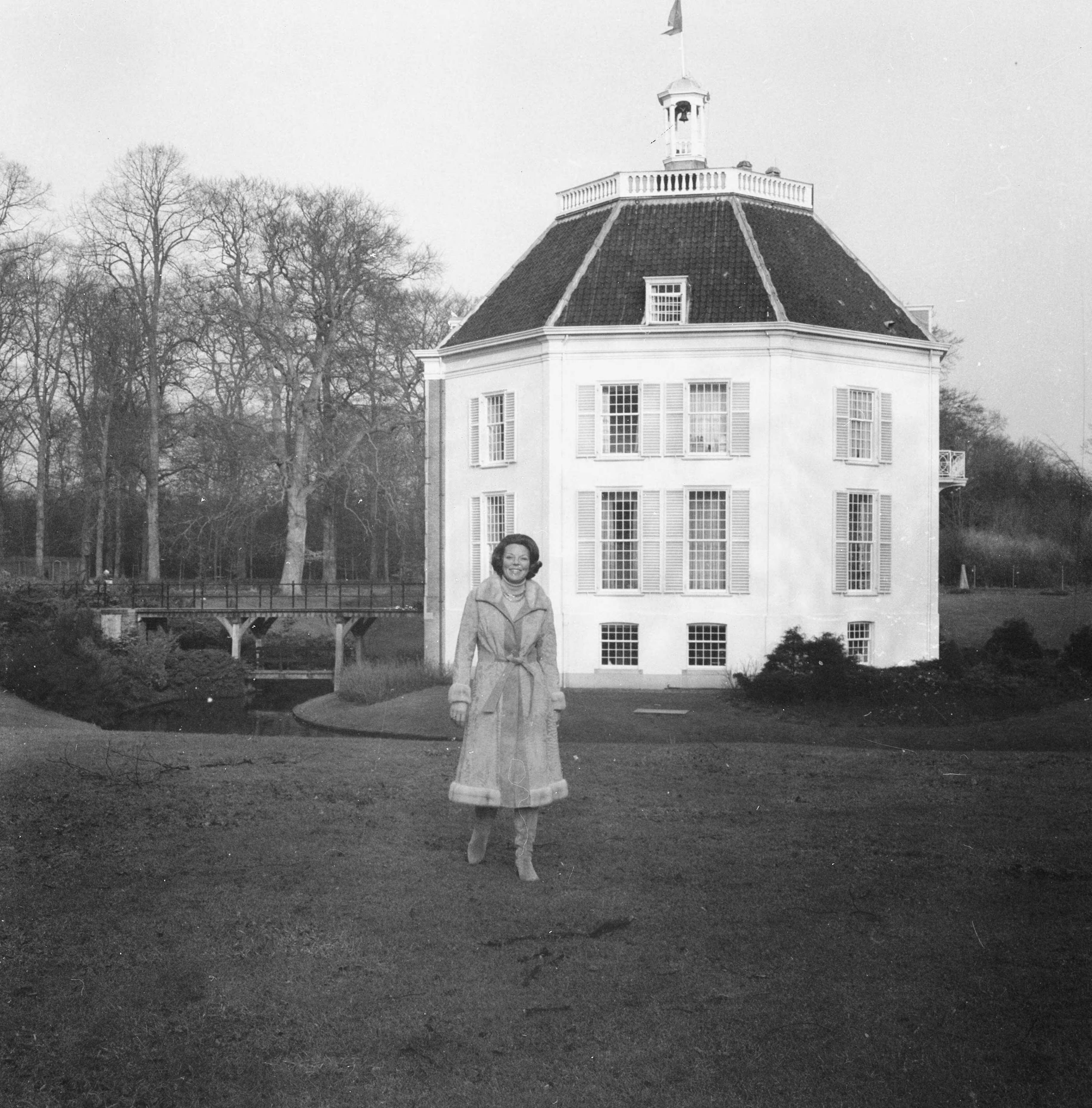 Fotocollectie RVD / Koninklijk Huis — Prinses Beatrix in de tuin van kasteel Drakensteyn, 1978 — Foto: Claus, prins / RVD. Licentie: Set B: Rechtenvrij / Publiek Domein. Bron: Nationaal Archief. http://hdl.handle.net/10648/afbb080c-d0b4-102d-bcf8-003048976d84