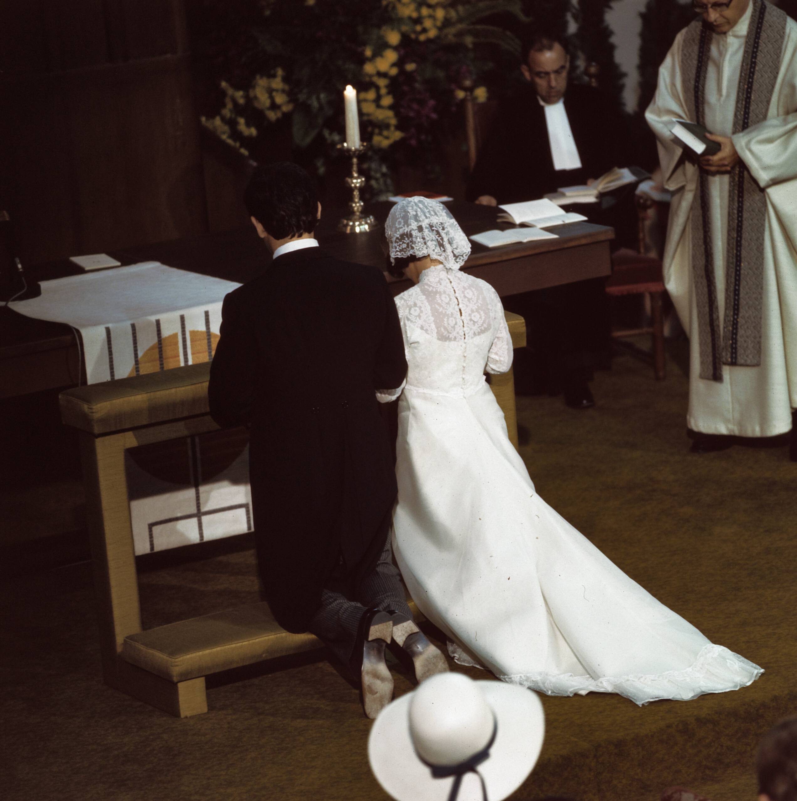 Fotocollectie Anefo — Kerkelijke inzegening in Utrecht; geknield voor altaar — Foto: Verhoeff, Bert / Anefo. Licentie: Set B: Rechtenvrij / Publiek Domein. Bron: Nationaal Archief. http://hdl.handle.net/10648/ad9393fa-d0b4-102d-bcf8-003048976d84