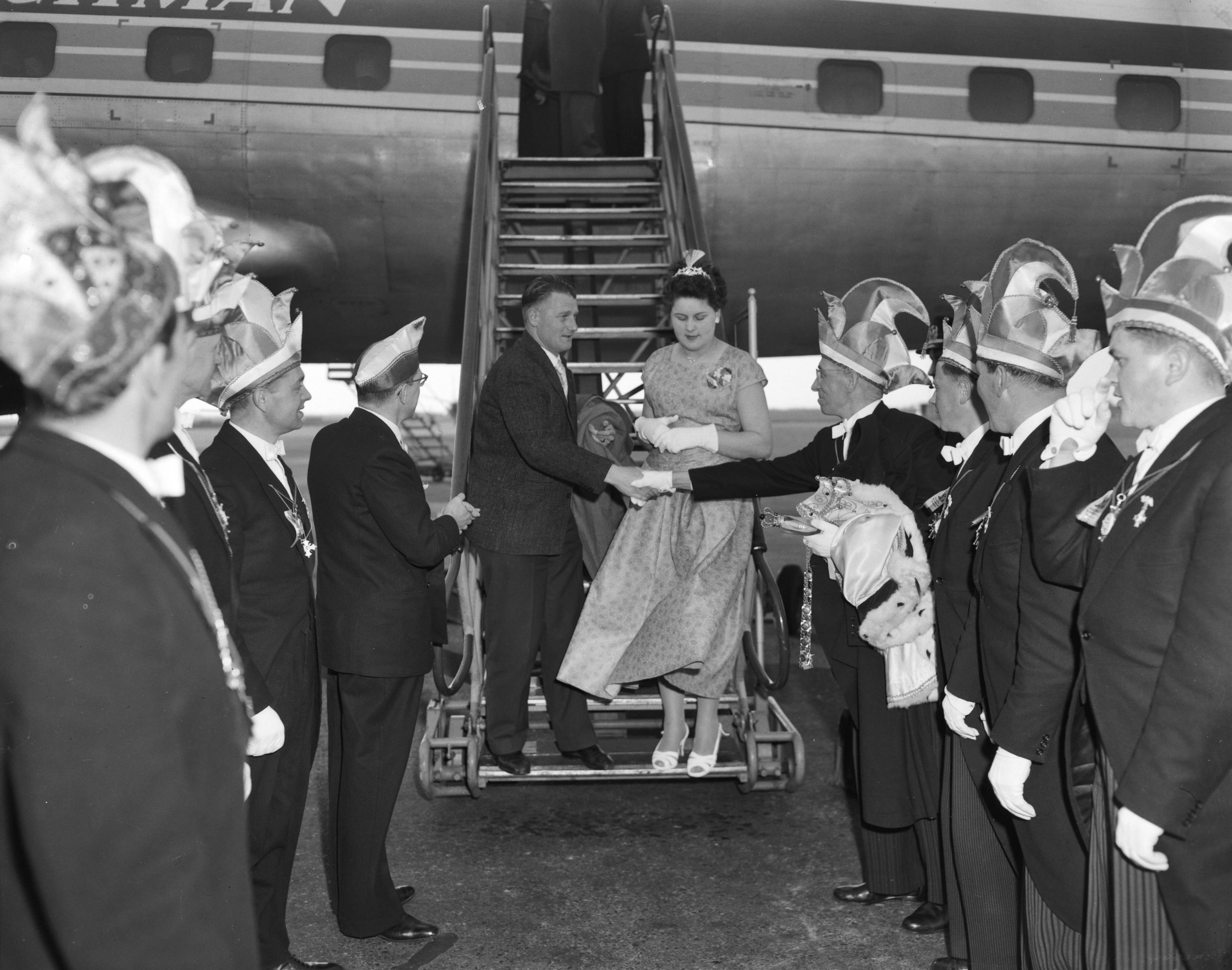 Fotocollectie Anefo — Carnavalsprins Joop Knooren uit Klimmen (L.) emigreert naar Nieuw Zeeland — Foto: Behrens, Herbert F. / Anefo. Licentie: Set B: Rechtenvrij / Publiek Domein. Bron: Nationaal Archief. http://hdl.handle.net/10648/a979ab1a-d0b4-102d-bcf8-003048976d84