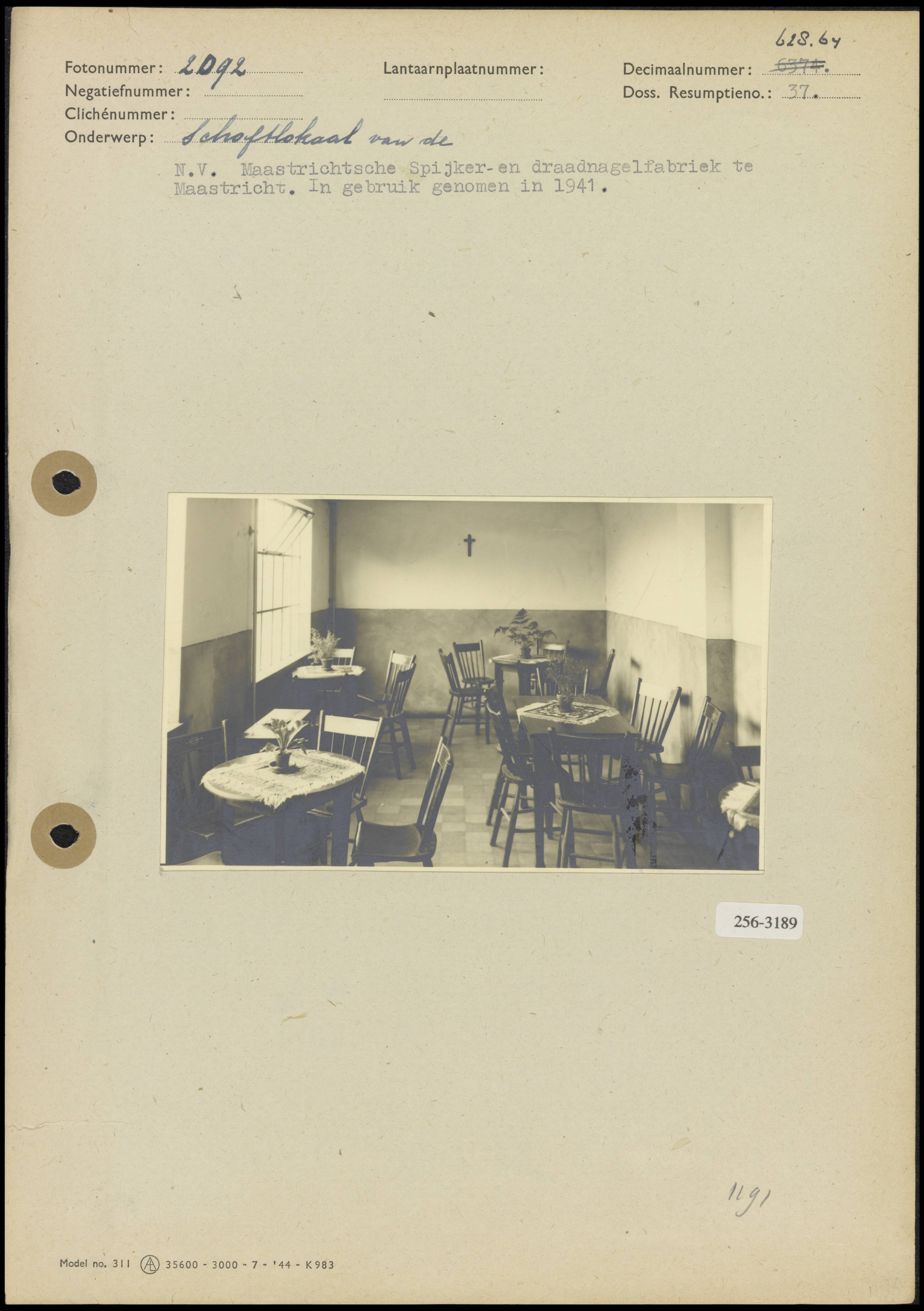 Schaftlokalen en kantines — Schaftlokaal van de Maastrichtse Spijker- en Draadnagel-Fabriek Thomas Regout & Co te Maastricht; in gebruik genomen in 1941 — Foto: Onbekend / Publiek Domein of Rechtenvrij. Licentie: Set B: Rechtenvrij / Publiek Domein. Bron: Nationaal Archief. http://hdl.handle.net/10648/b0162002-d0b4-102d-bcf8-003048976d84