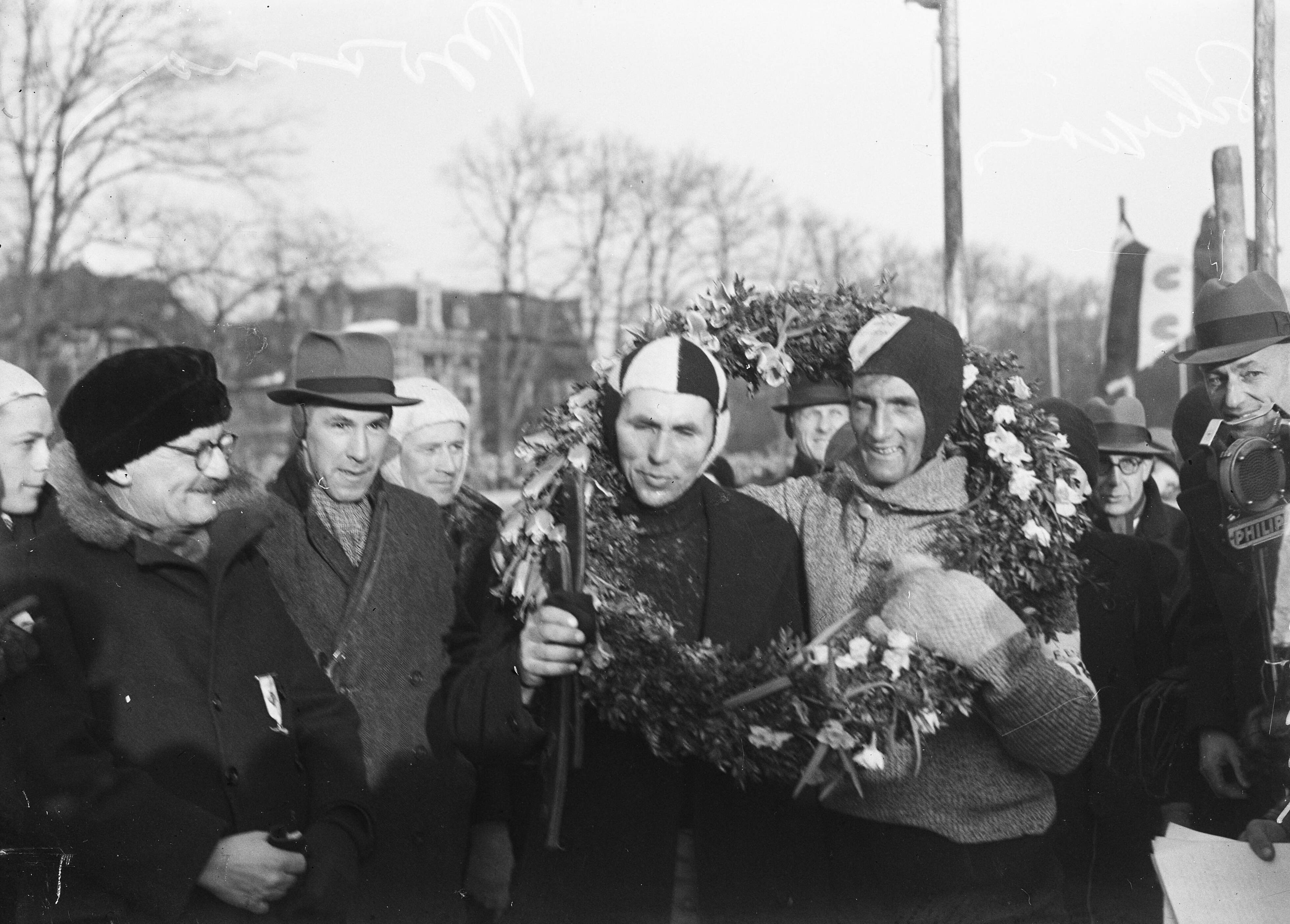 Elfstedentocht 1947 — Elfstedentocht. Winnaar Joop Bosman (rechts) en tweede Klaas Schipper (links) met krans — Foto: Sagers, Harry / Anefo. Licentie: Set B: Rechtenvrij / Publiek Domein. Bron: Nationaal Archief. http://hdl.handle.net/10648/a8a50c0c-d0b4-102d-bcf8-003048976d84