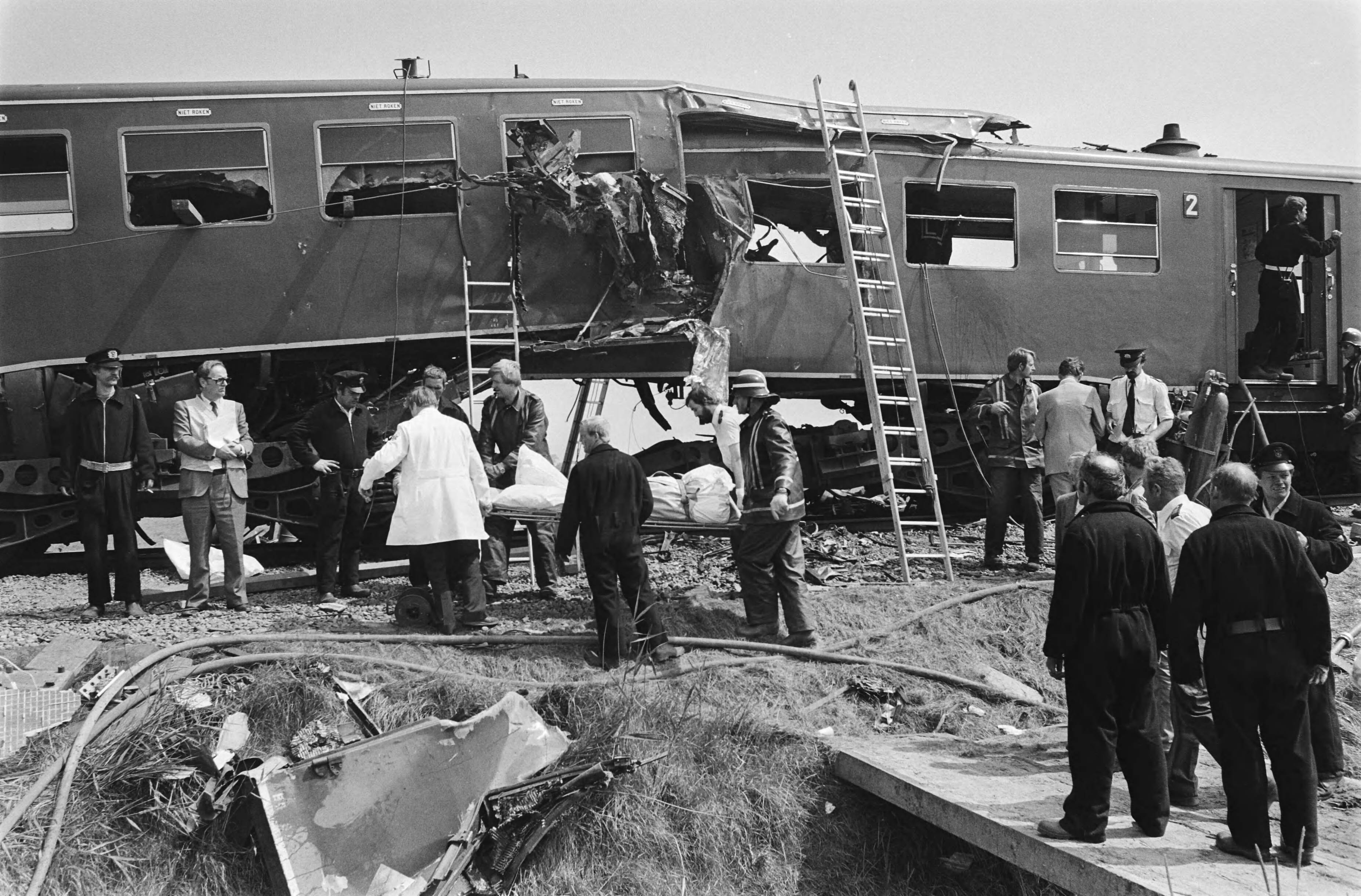 Treinramp te Sauwerd — Hulp bij de ramp — Foto: Pereira, Fernando / Anefo. Licentie: Set B: Rechtenvrij / Publiek Domein. Bron: Nationaal Archief. http://hdl.handle.net/10648/ace48d88-d0b4-102d-bcf8-003048976d84