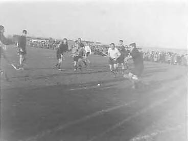 Fotocollectie Anefo — Hockey Delftse studenten tegen Haren 2-0 — Foto: Behrens, Herbert F. / Anefo. Licentie: Set B: Rechtenvrij / Publiek Domein. Bron: Nationaal Archief. http://hdl.handle.net/10648/a970c77a-d0b4-102d-bcf8-003048976d84