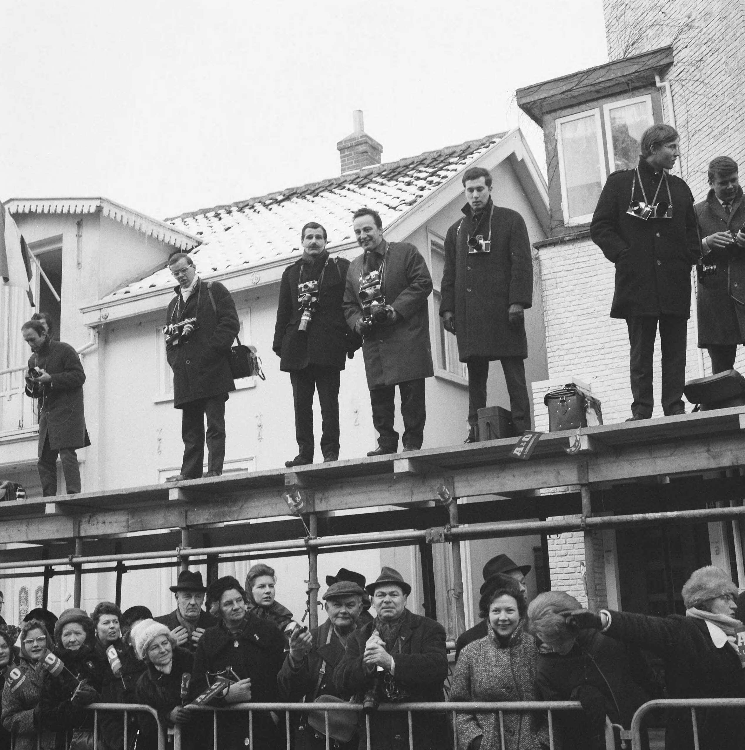 Ondertrouw prinses Beatrix en Claus von Amsberg — Ondertrouw prinses Beatrix en Claus in Baarn — Foto: Combinatie 6 / Anefo. Licentie: Set B: Rechtenvrij / Publiek Domein. Bron: Nationaal Archief. http://hdl.handle.net/10648/aadb0652-d0b4-102d-bcf8-003048976d84