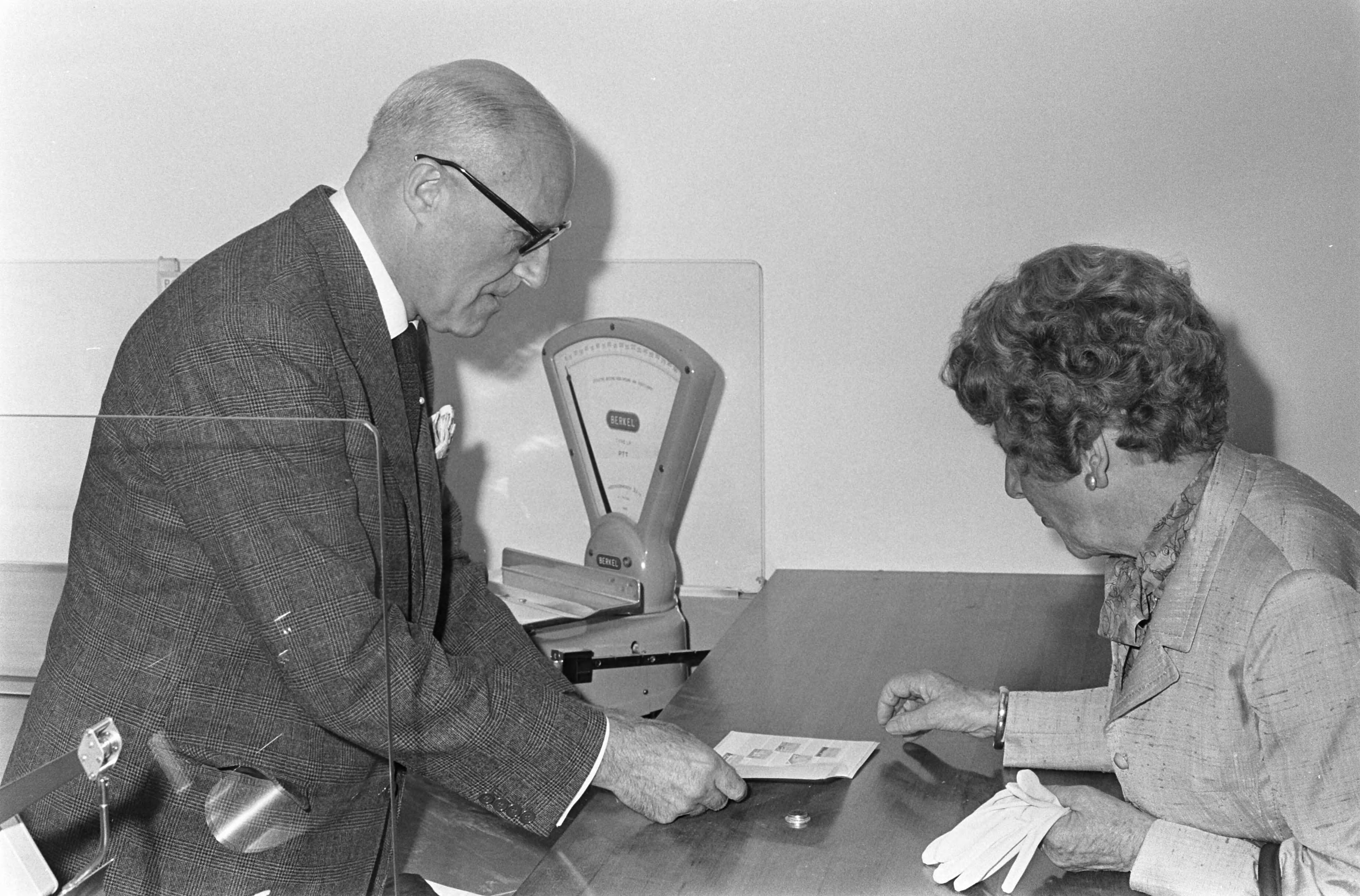 Fotocollectie Anefo — Verkoop eerste zomerpostzegels 1969 in Congresgebouw Den Haag Reinoud, dir.gen. PTT (l), verkoopt 1e serie aan mw. Oud Dinaux — Foto: Verhoeff, Bert / Anefo. Licentie: Set B: Rechtenvrij / Publiek Domein. Bron: Nationaal Archief. http://hdl.handle.net/10648/ab658c8c-d0b4-102d-bcf8-003048976d84