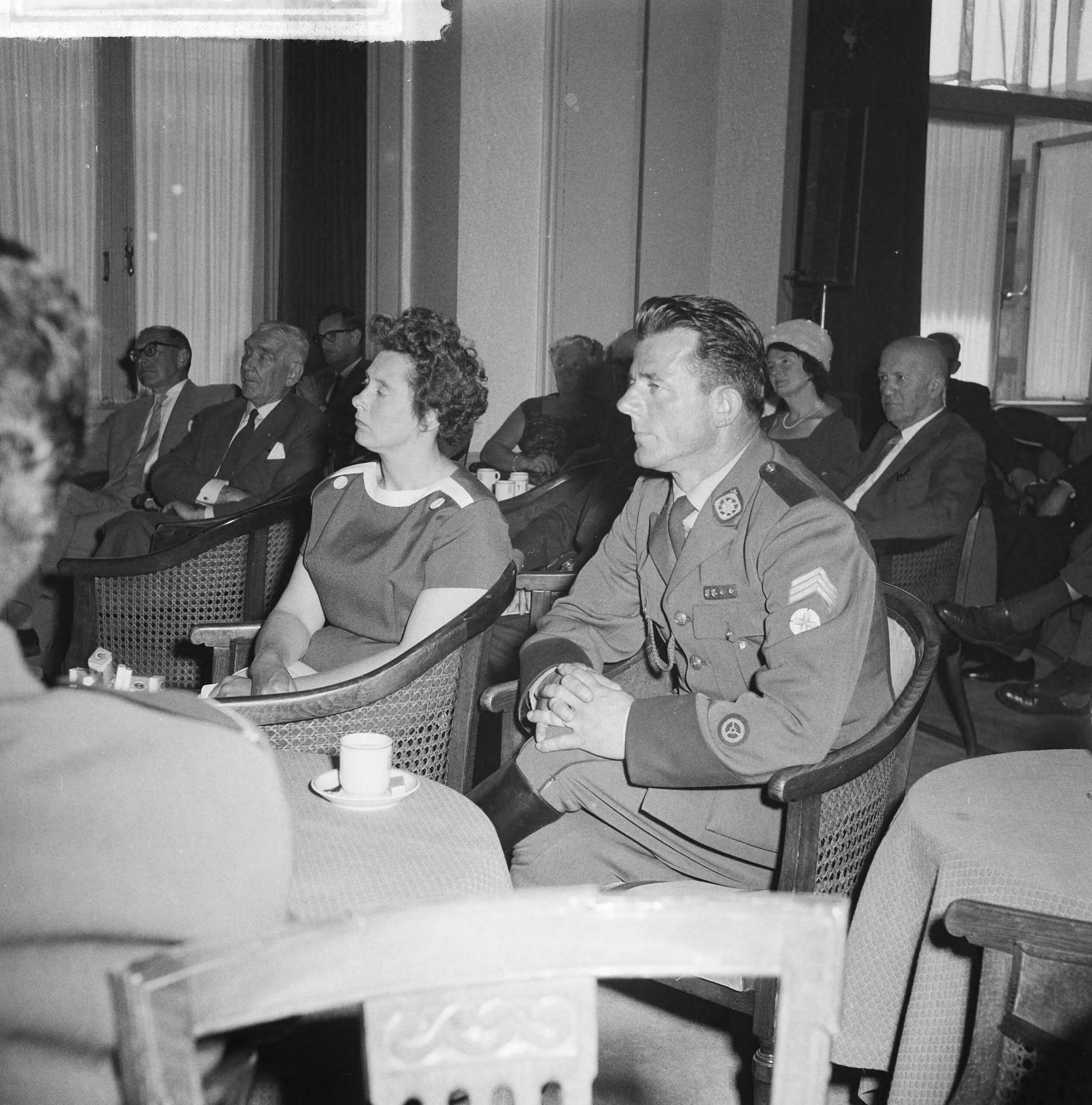 Fotocollectie Anefo — Uitreiking Wegenwacht-Erekruis aan wegenwacht Breunis Post — Foto: Lindeboom, Henk / Anefo. Licentie: Set B: Rechtenvrij / Publiek Domein. Bron: Nationaal Archief. http://hdl.handle.net/10648/a9d9bc4e-d0b4-102d-bcf8-003048976d84