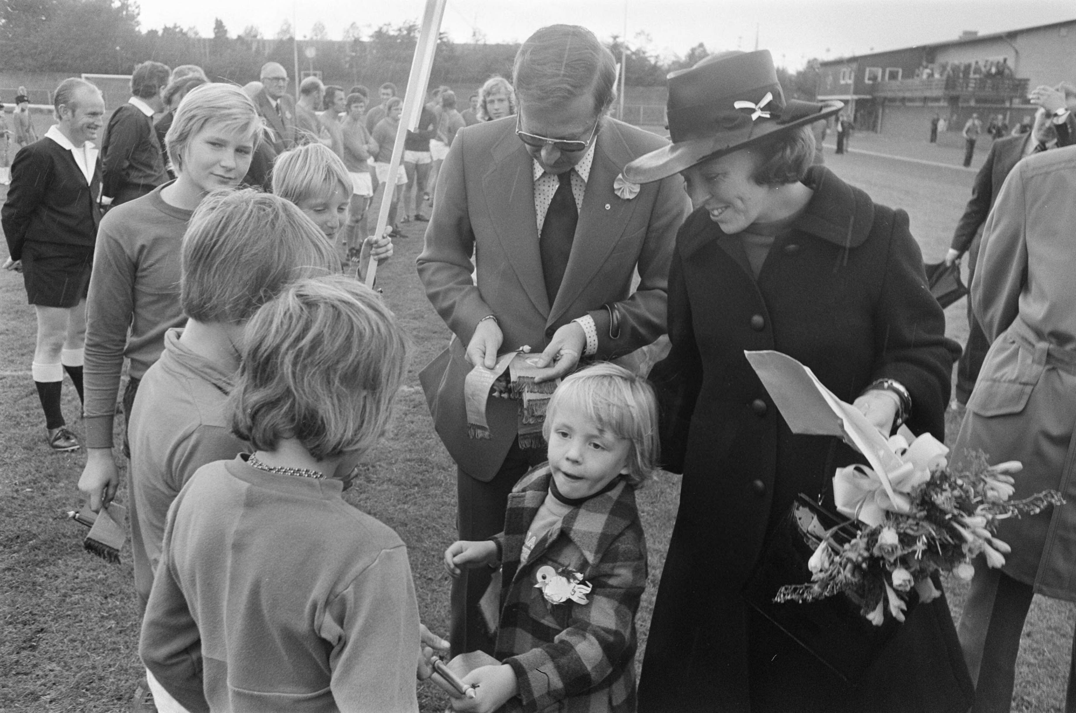 Fotocollectie Anefo — Prinses Beatrix en zoon Johan Friso bij voetbalwedstri van oud internationals tegen oud Amsterdam in Hilversum — Foto: Verhoeff, Bert / Anefo. Licentie: Set B: Rechtenvrij / Publiek Domein. Bron: Nationaal Archief. http://hdl.handle.net/10648/ac5785fa-d0b4-102d-bcf8-003048976d84