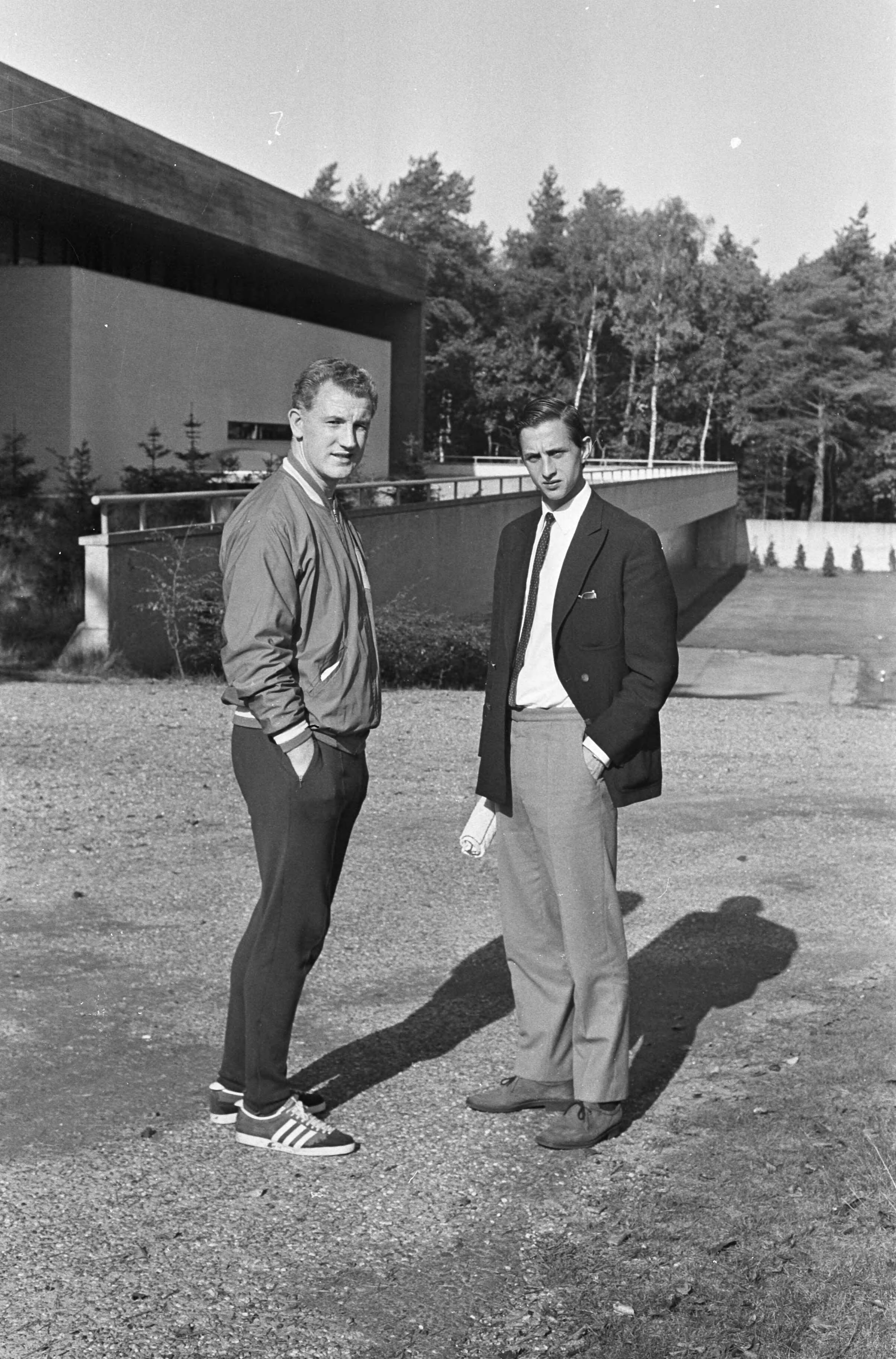 Fotocollectie Anefo — Training Nederlands elftal te Zeist. Johan Cruijff en trainer Kessler — Foto: Nijs, Jac. de / Anefo. Licentie: Set B: Rechtenvrij / Publiek Domein. Bron: Nationaal Archief. http://hdl.handle.net/10648/ab289124-d0b4-102d-bcf8-003048976d84
