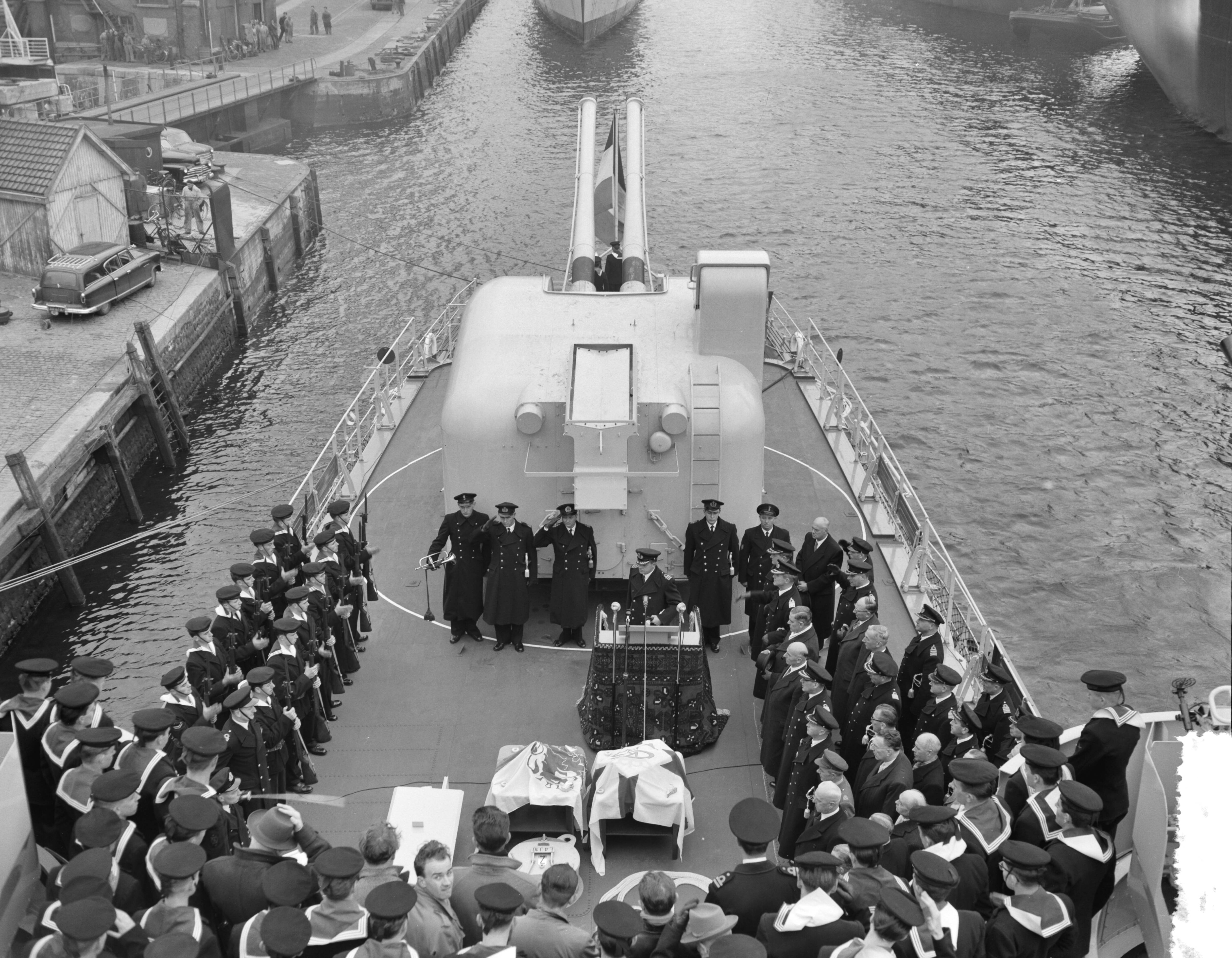 Fotocollectie Anefo — Indienststelling Hr. Ms. onderzeebootjager "Limburg" bij "De Schelde" te Vlissingen. Hijsen van de vlag. Commandant kapitein-luitenant-ter zee P.L.M. van Geen — Foto: Rossem, Wim van / Anefo. Licentie: Set B: Rechtenvrij / Publiek Domein. Bron: Nationaal Archief. http://hdl.handle.net/10648/a951f02a-d0b4-102d-bcf8-003048976d84
