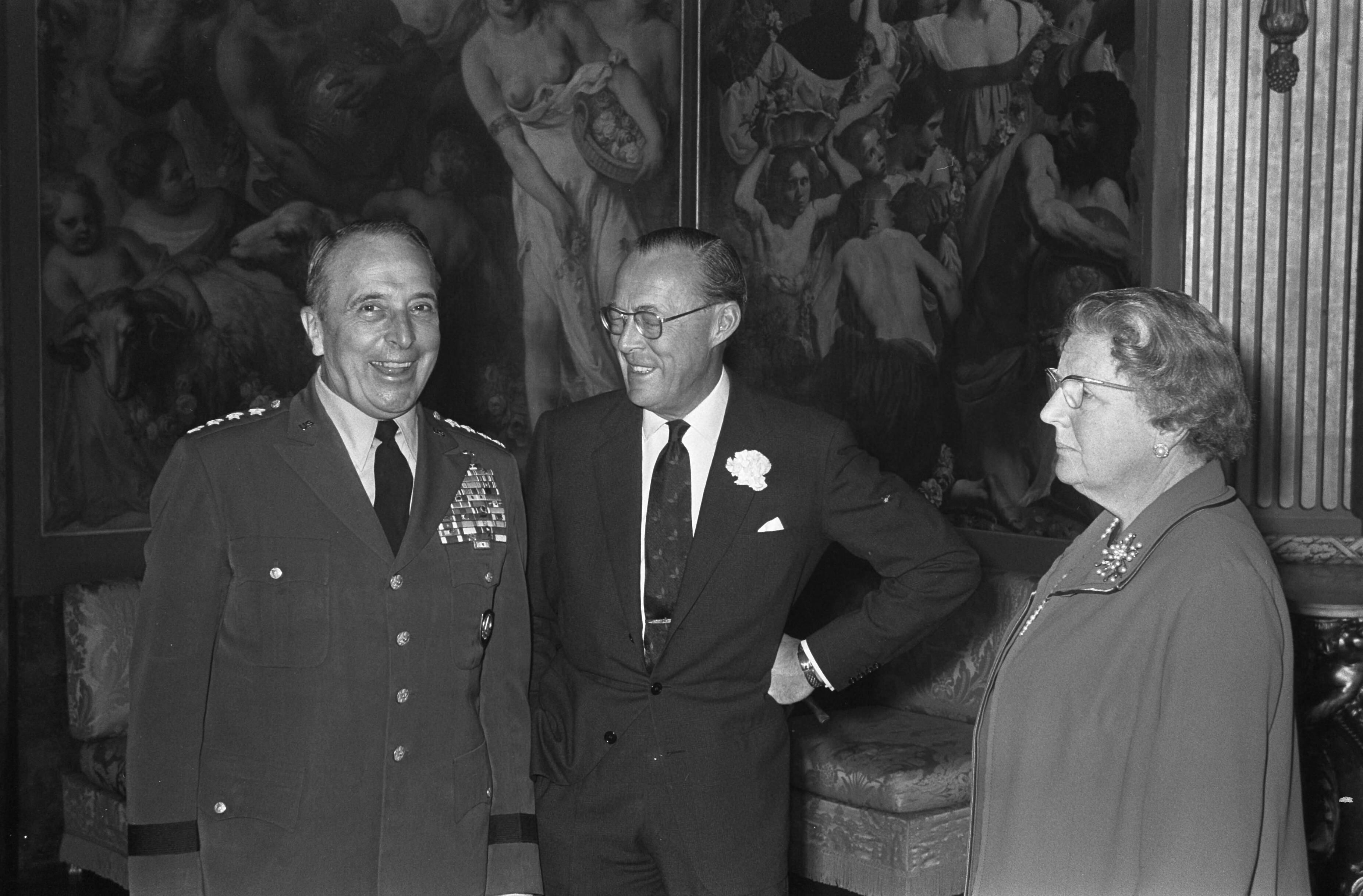 Fotocollectie Anefo — HM en ZKH Prins Bernhard ontvingen generaal Lemnitzer in verband met afscheid als opperbevelhebber van NAVO in Europa, op Paleis Huis ten Bosch , Den Haag / — Foto: Evers, Joost / Anefo. Licentie: Set B: Rechtenvrij / Publiek Domein. Bron: Nationaal Archief. http://hdl.handle.net/10648/ab6c6f66-d0b4-102d-bcf8-003048976d84