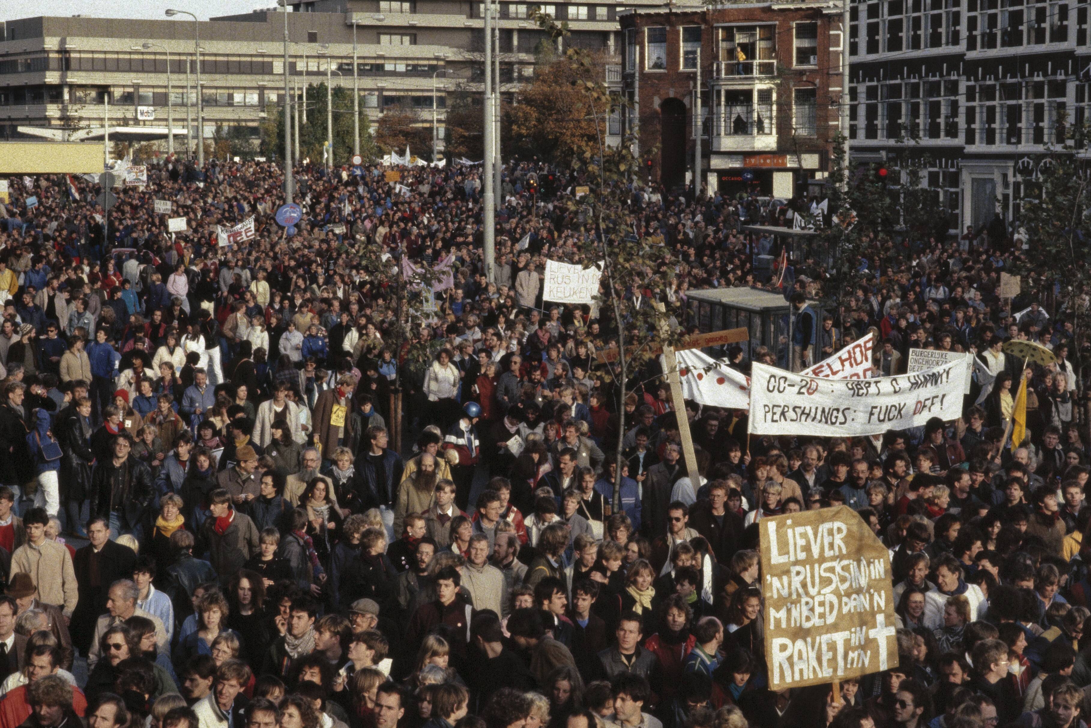 Fotocollectie Anefo — Anti kernwapendemonstratie in Den Haag ( 550 duizend deelnemers ); overzichten — Foto: Antonisse, Marcel / Anefo. Licentie: Set B: Rechtenvrij / Publiek Domein. Bron: Nationaal Archief. http://hdl.handle.net/10648/ad8b6126-d0b4-102d-bcf8-003048976d84