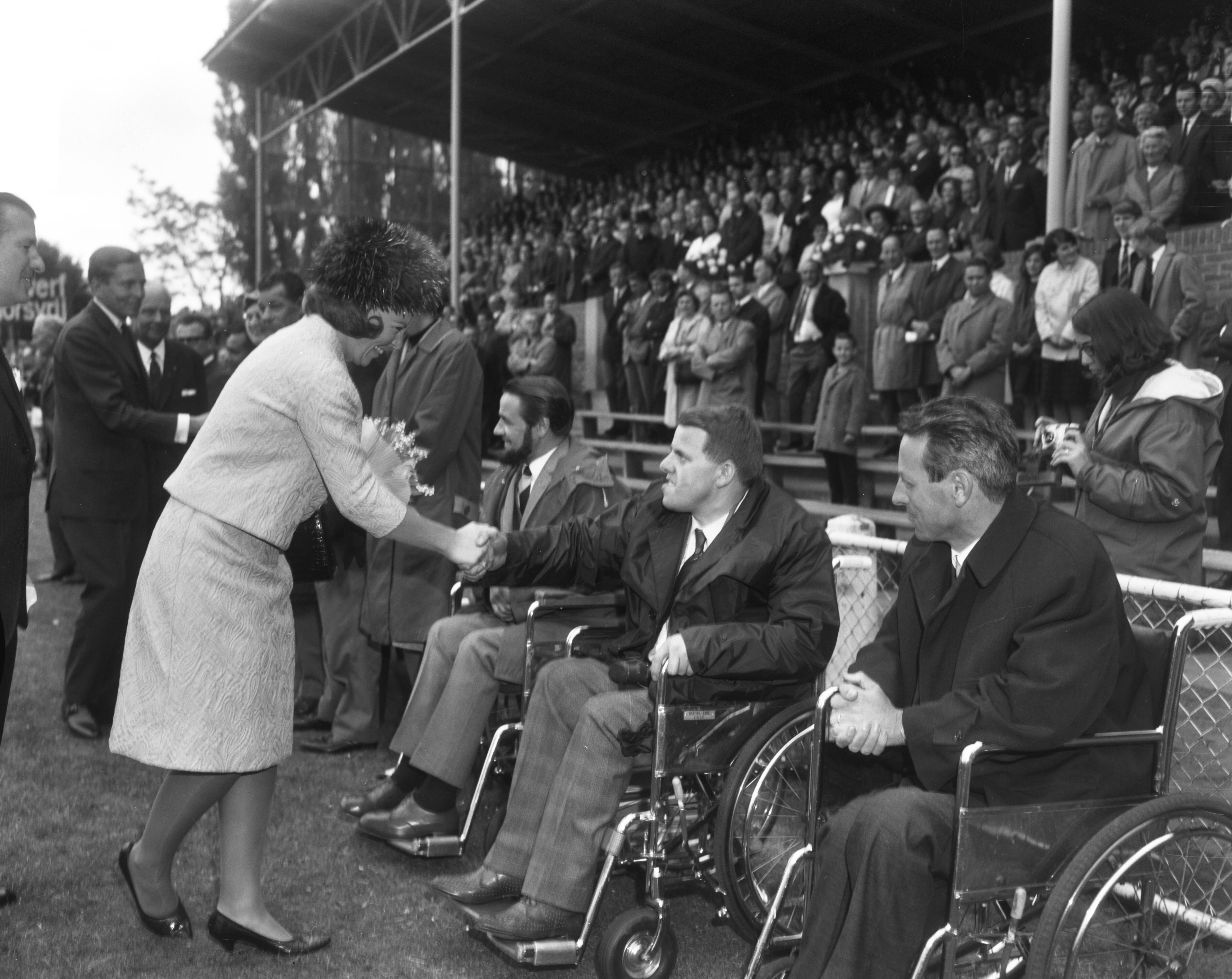 Fotocollectie Anefo — Prinses Beatrix en prins Claus bij voetbalwestrijd Nederland tegen Engeland, oud-internationals te Breda — Foto: Bilsen, Joop van / Anefo. Licentie: Set B: Rechtenvrij / Publiek Domein. Bron: Nationaal Archief. http://hdl.handle.net/10648/aaeb796a-d0b4-102d-bcf8-003048976d84