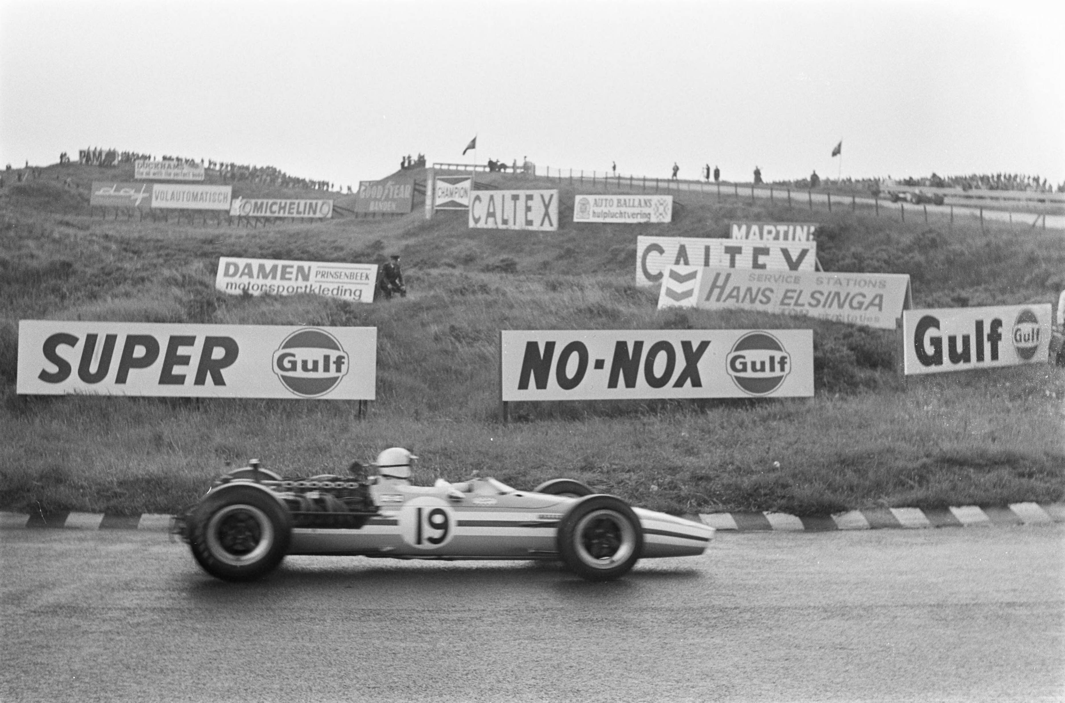 Fotocollectie Anefo — Grand Prix 68 Zandvoort .Joachim Bonnier — Foto: Evers, Joost / Anefo. Licentie: Set B: Rechtenvrij / Publiek Domein. Bron: Nationaal Archief. http://hdl.handle.net/10648/ab44fae4-d0b4-102d-bcf8-003048976d84