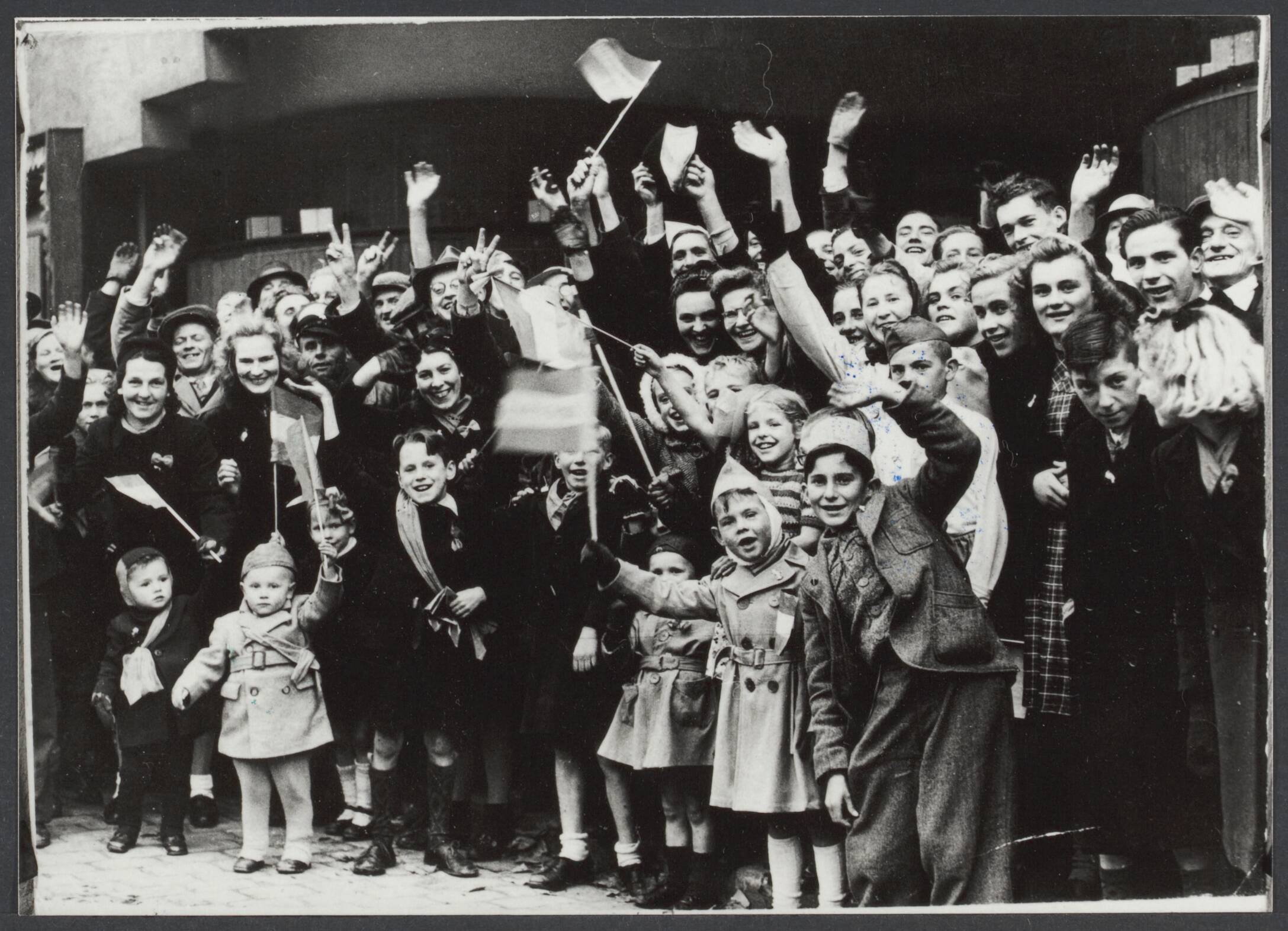 Bevrijding(sfeesten) Nederland, geen plaats vermeld — Bevrijding van Breda. — Foto: Rijksinstituut voor Oorlogsdocumentatie [RIOD] / NIOD. Licentie: Set B: Rechtenvrij / Publiek Domein. Bron: Nationaal Archief. http://hdl.handle.net/10648/45ac8b5f-bebf-d177-3203-1c172600ebab