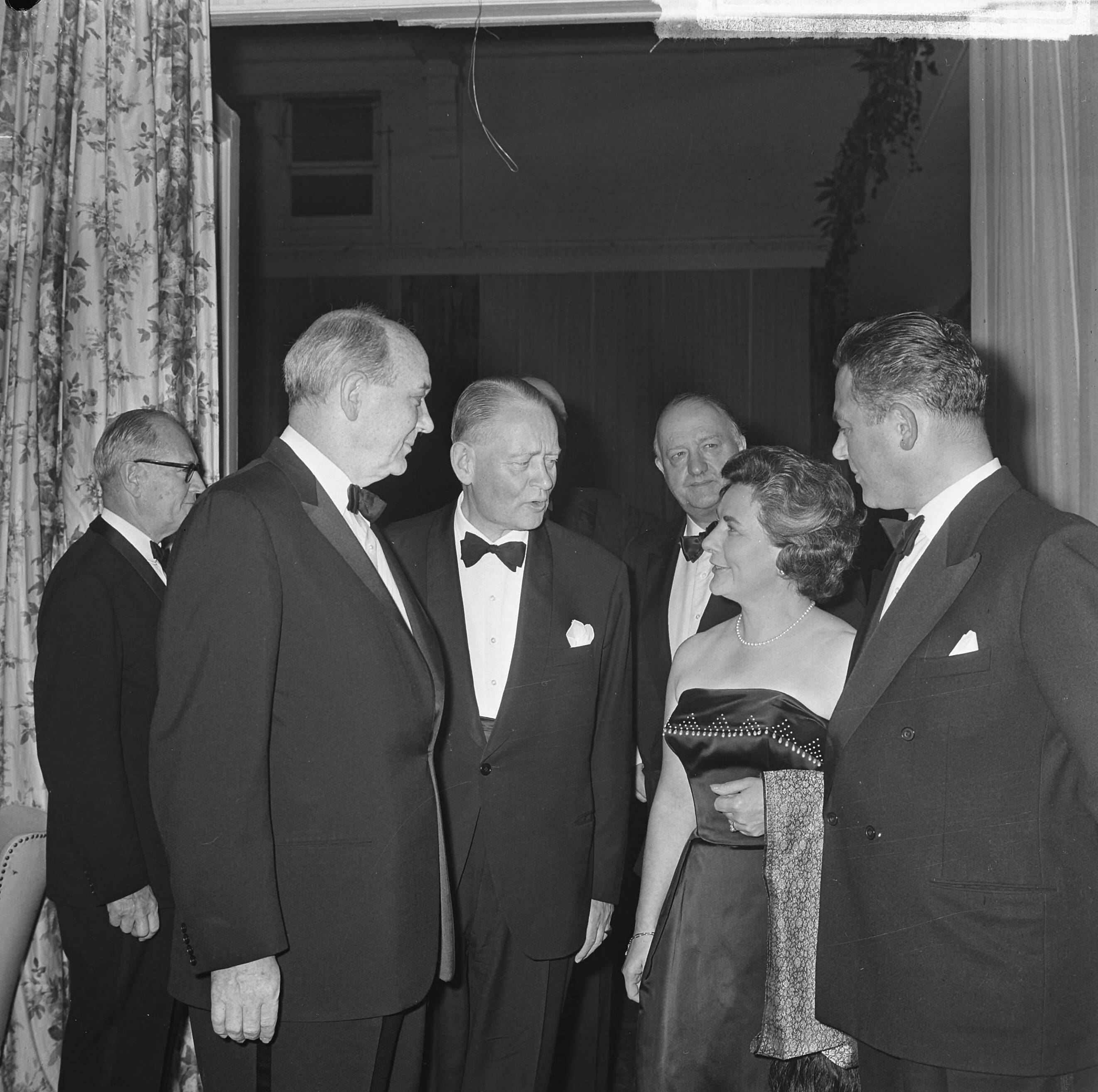 Fotocollectie Anefo — Regeringsdiner voor NATO conferentie in het Kurhaus te Scheveningen, v.l.n.r. minister Rusk, Stikker, minister Butler, mevrouw Marijnen en minister-president Marijnen — Foto: Koch, Eric / Anefo. Licentie: Set B: Rechtenvrij / Publiek Domein. Bron: Nationaal Archief. http://hdl.handle.net/10648/aa6909e4-d0b4-102d-bcf8-003048976d84