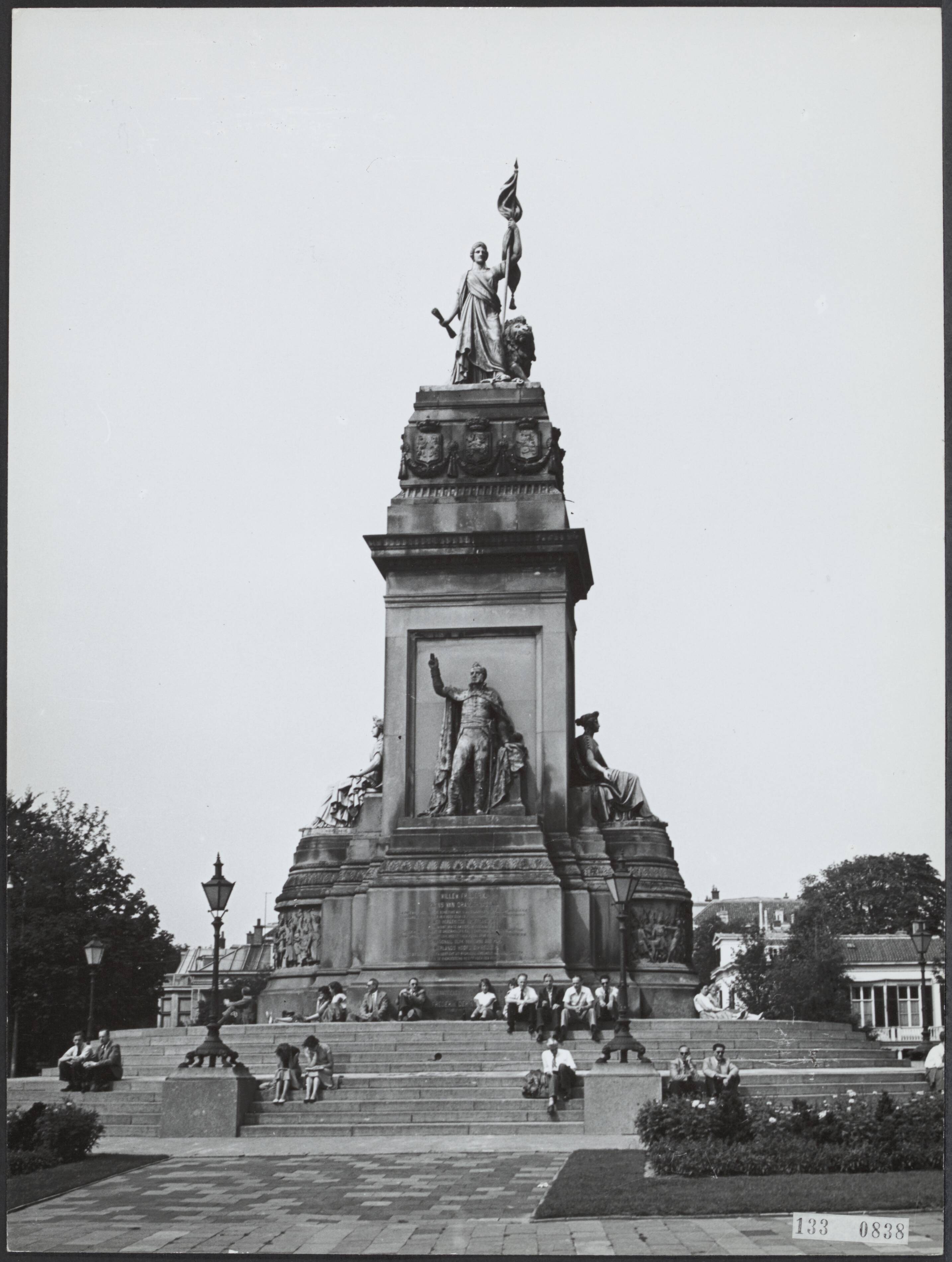 Fotocollectie Rijksvoorlichtingsdienst Eigen — Den Haag. Plein 1813: monument voor 50 jaar Nederlandse Onafhankelijkheid (1869) naar plannen van J. Ph. Koelman (sculptuur) en W.C. van der Waeyen Pieterszen (architectuur): stadszijde met standbeeld van koning Willem I — Foto: Fotodienst Gemeente Den Haag. Licentie: Set B: Rechtenvrij / Publiek Domein. Bron: Nationaal Archief. http://hdl.handle.net/10648/af5ab18c-d0b4-102d-bcf8-003048976d84
