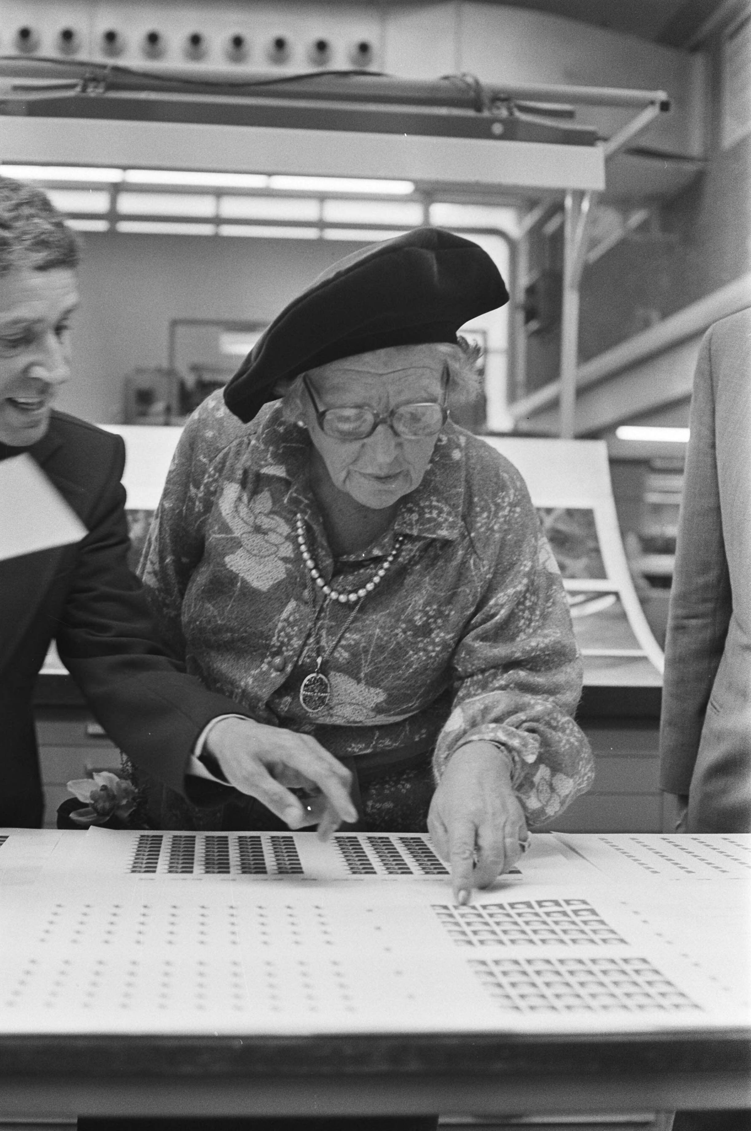 Fotocollectie Anefo — koningin Juliana bezoekt Fa. Joh. Enschede in Haarlem; koningin Juliana bekijkt gedrukte postzegels — Foto: Suyk, Koen / Anefo. Licentie: Set B: Rechtenvrij / Publiek Domein. Bron: Nationaal Archief. http://hdl.handle.net/10648/acbccd7a-d0b4-102d-bcf8-003048976d84