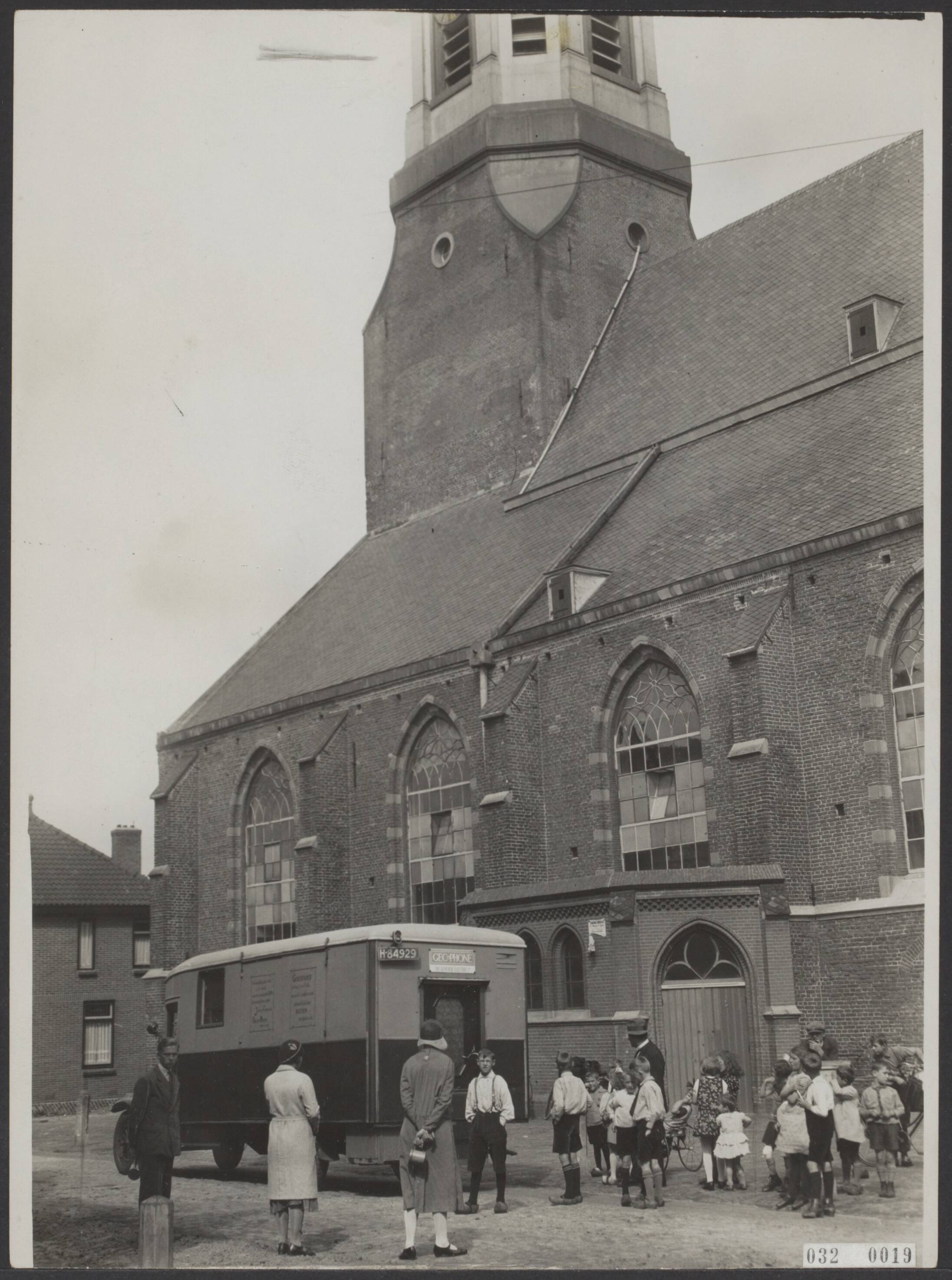 Fotocollectie Elsevier Binnenland — Propaganda-auto van de Nederlands Hervormde Stadszending voor de Grote Kerk te Nijkerk — Foto: Vogt & Peets (Internationaal Illustratiebureau). Licentie: Set B: Rechtenvrij / Publiek Domein. Bron: Nationaal Archief. http://hdl.handle.net/10648/ade33478-d0b4-102d-bcf8-003048976d84
