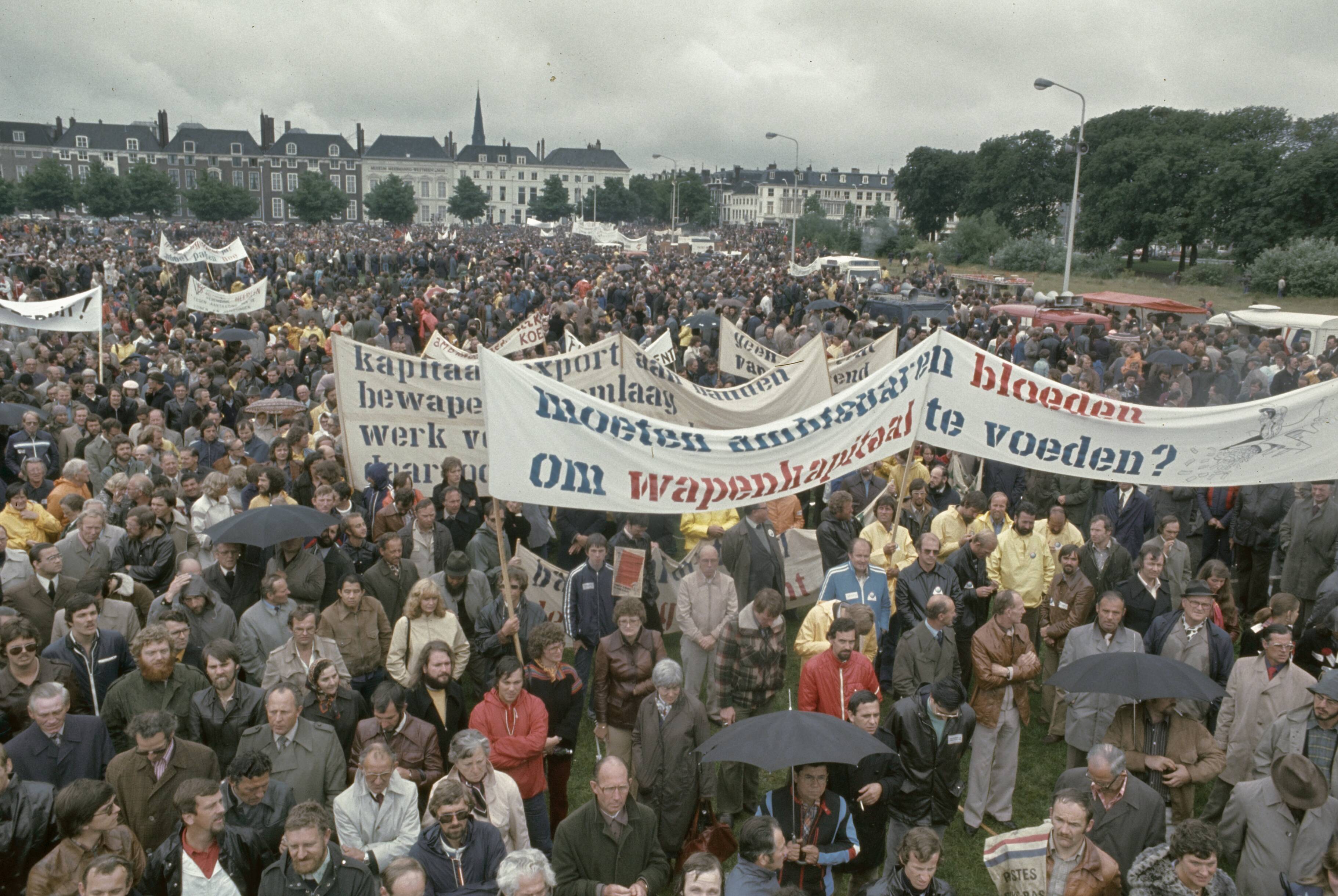 Fotocollectie Anefo — Ambtenaren demonstreren in Den Haag , op Malieveld — Foto: Fotograaf Onbekend / Anefo. Licentie: Set B: Rechtenvrij / Publiek Domein. Bron: Nationaal Archief. http://hdl.handle.net/10648/ad891682-d0b4-102d-bcf8-003048976d84