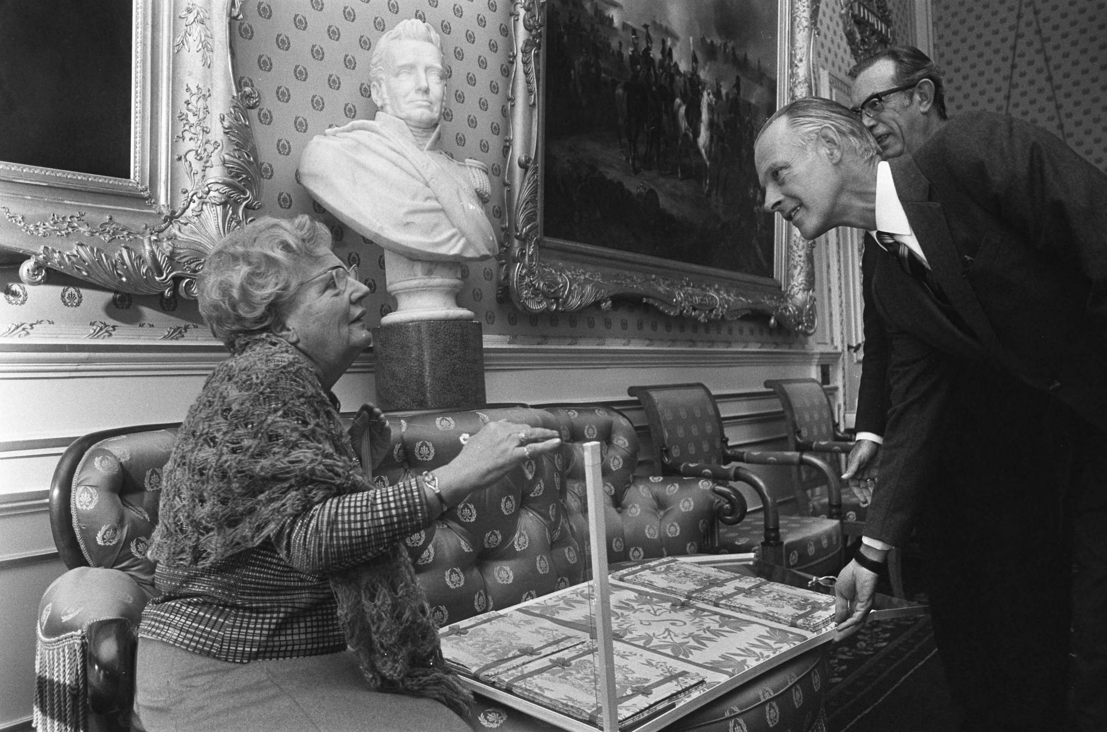 Fotocollectie Anefo — Koningin Juliana krijgt damast van een delegatie uit Tilburg op paleis Soestdijk; wethouder P. van Zon in gesprek met de koningin, geheel rechts burgemeester Becht van Tilburg — Foto: Peters, Hans / Anefo. Licentie: Set B: Rechtenvrij / Publiek Domein. Bron: Nationaal Archief. http://hdl.handle.net/10648/ac56a964-d0b4-102d-bcf8-003048976d84