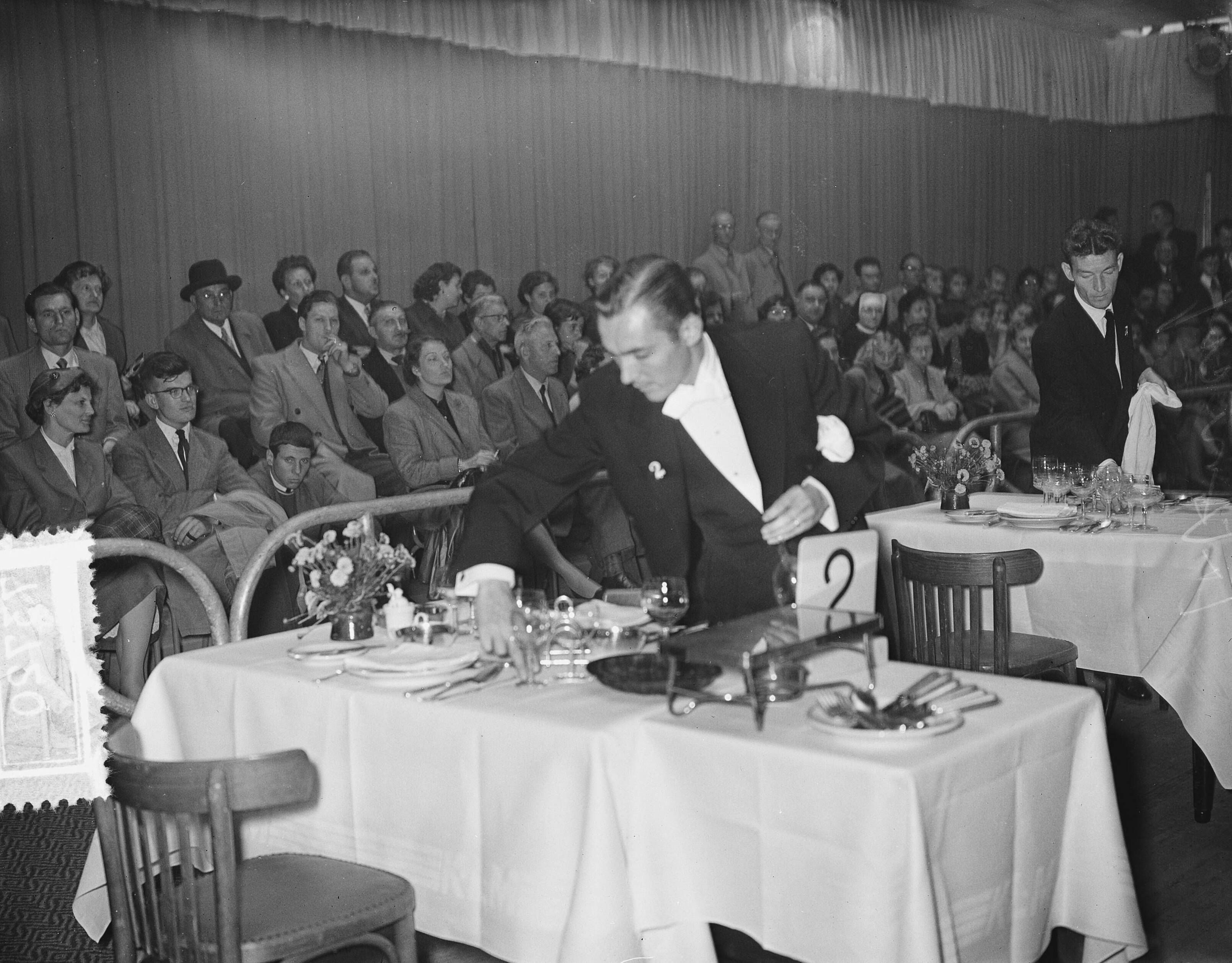 Fotocollectie Anefo — Horecaf tentoonstelling de RAI Amsterdam. Dienwedstrijd — Foto: Bilsen, Joop van / Anefo. Licentie: Set B: Rechtenvrij / Publiek Domein. Bron: Nationaal Archief. http://hdl.handle.net/10648/a93c5b0c-d0b4-102d-bcf8-003048976d84