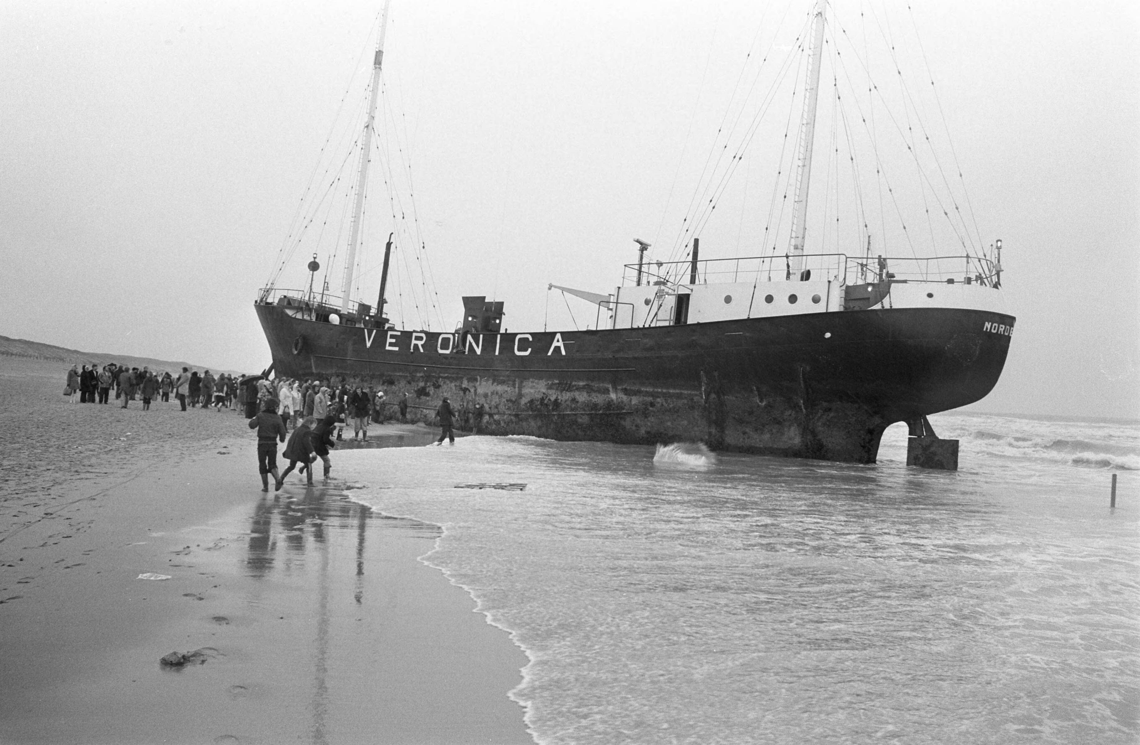 Fotocollectie Anefo — Belangstellenden bij gestrande Veronica te Scheveningen — Foto: Verhoeff, Bert / Anefo. Licentie: Set B: Rechtenvrij / Publiek Domein. Bron: Nationaal Archief. http://hdl.handle.net/10648/ac28c60c-d0b4-102d-bcf8-003048976d84
