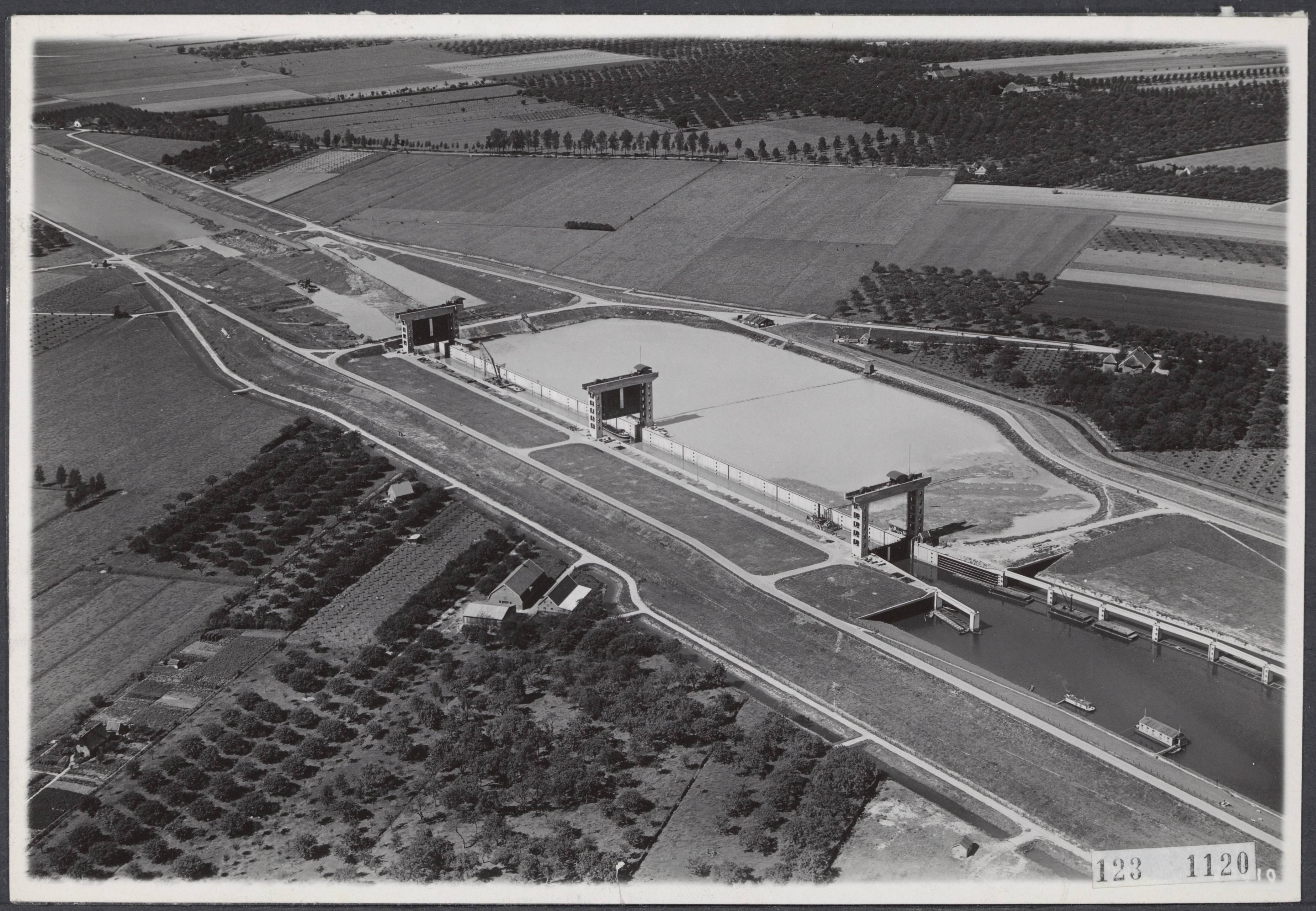 Fotocollectie Rijksvoorlichtingsdienst Eigen — Luchtopname. Beatrixsluis in het Lekkanaal bij Vreeswijk — Foto: KLM Aerocarto / Rechtenvrij. Licentie: Set B: Rechtenvrij / Publiek Domein. Bron: Nationaal Archief. http://hdl.handle.net/10648/af2fef92-d0b4-102d-bcf8-003048976d84