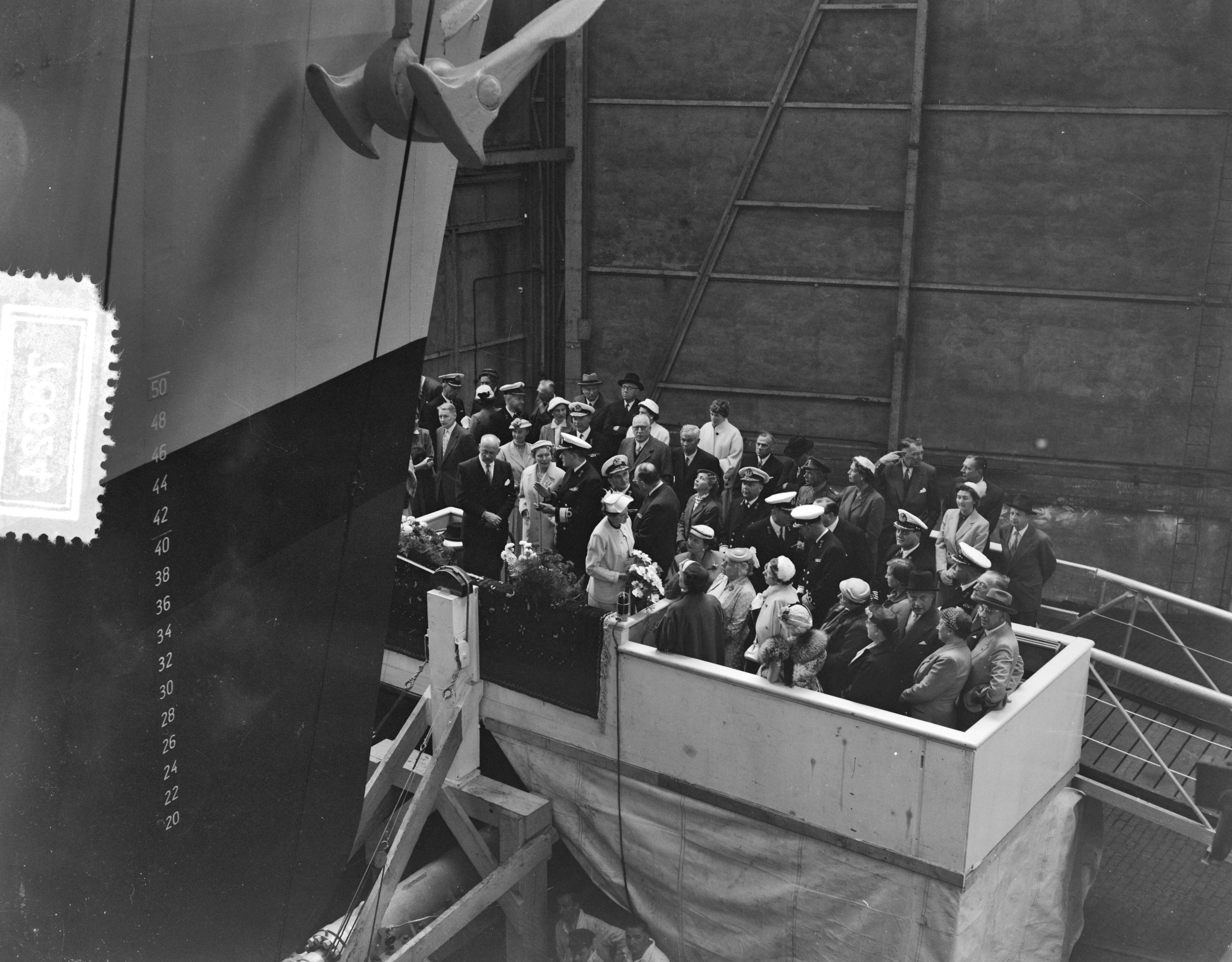 Fotocollectie Anefo — Tewaterlating van de onderzeebootjager Hr. Ms. "Utrecht" bij De Schelde te Vlissingen. De doopplechtigheid werd verricht door mevr. J.M. Pröpper-Voorduin, echtgenote van vice-admiraal H.H.L. Pröpper — Foto: Rossem, Wim van / Anefo. Licentie: Set B: Rechtenvrij / Publiek Domein. Bron: Nationaal Archief. http://hdl.handle.net/10648/a94928a0-d0b4-102d-bcf8-003048976d84