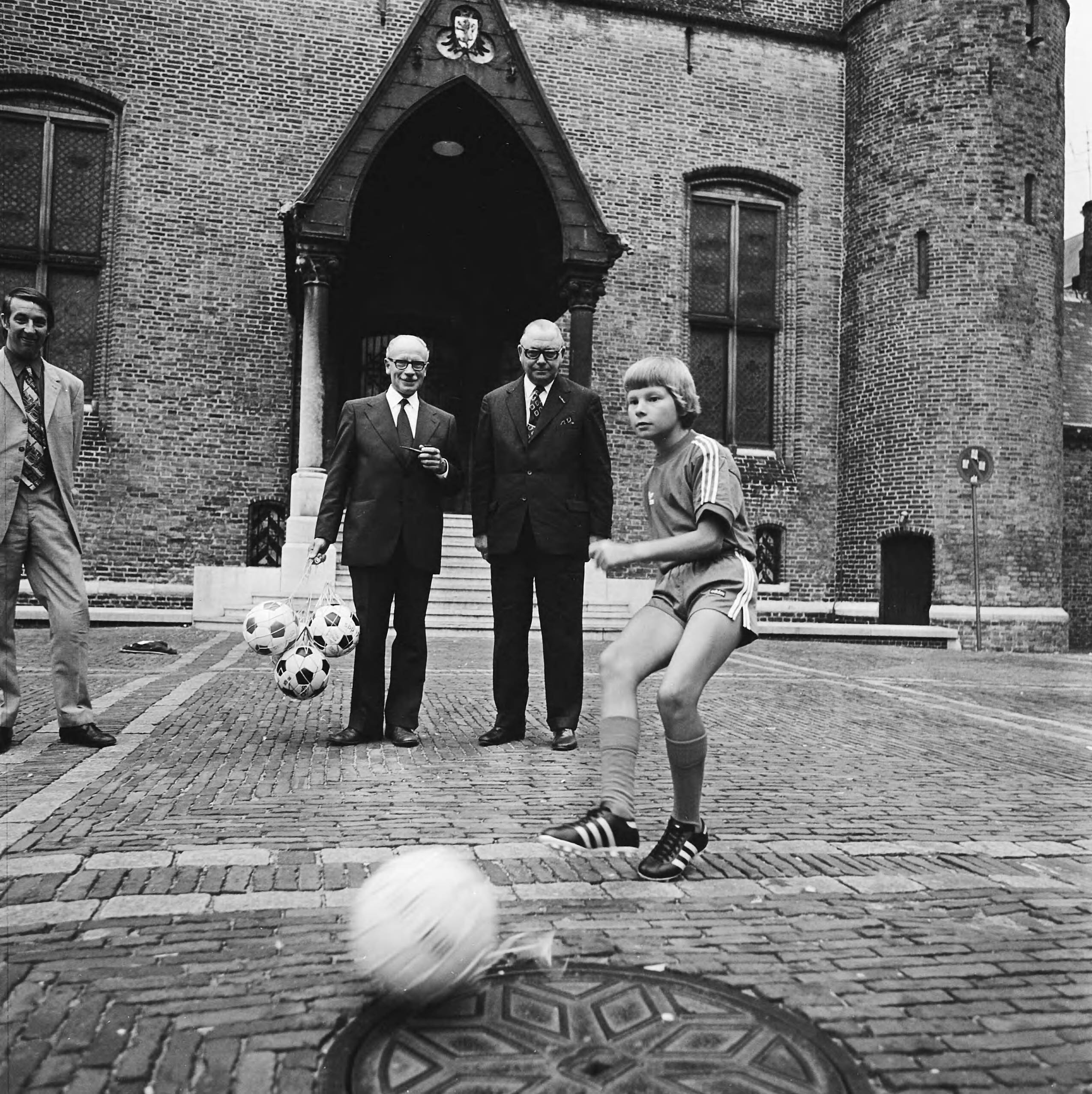 Fotocollectie Anefo — Negenhonderd-duizendste lid KNVB in Den Haag voorgesteld Johan Weijenberg schiet bal, op achtergrond Minister Van Doorn (links) en — Foto: Mieremet, Rob / Anefo. Licentie: Set B: Rechtenvrij / Publiek Domein. Bron: Nationaal Archief. http://hdl.handle.net/10648/ac352ac8-d0b4-102d-bcf8-003048976d84
