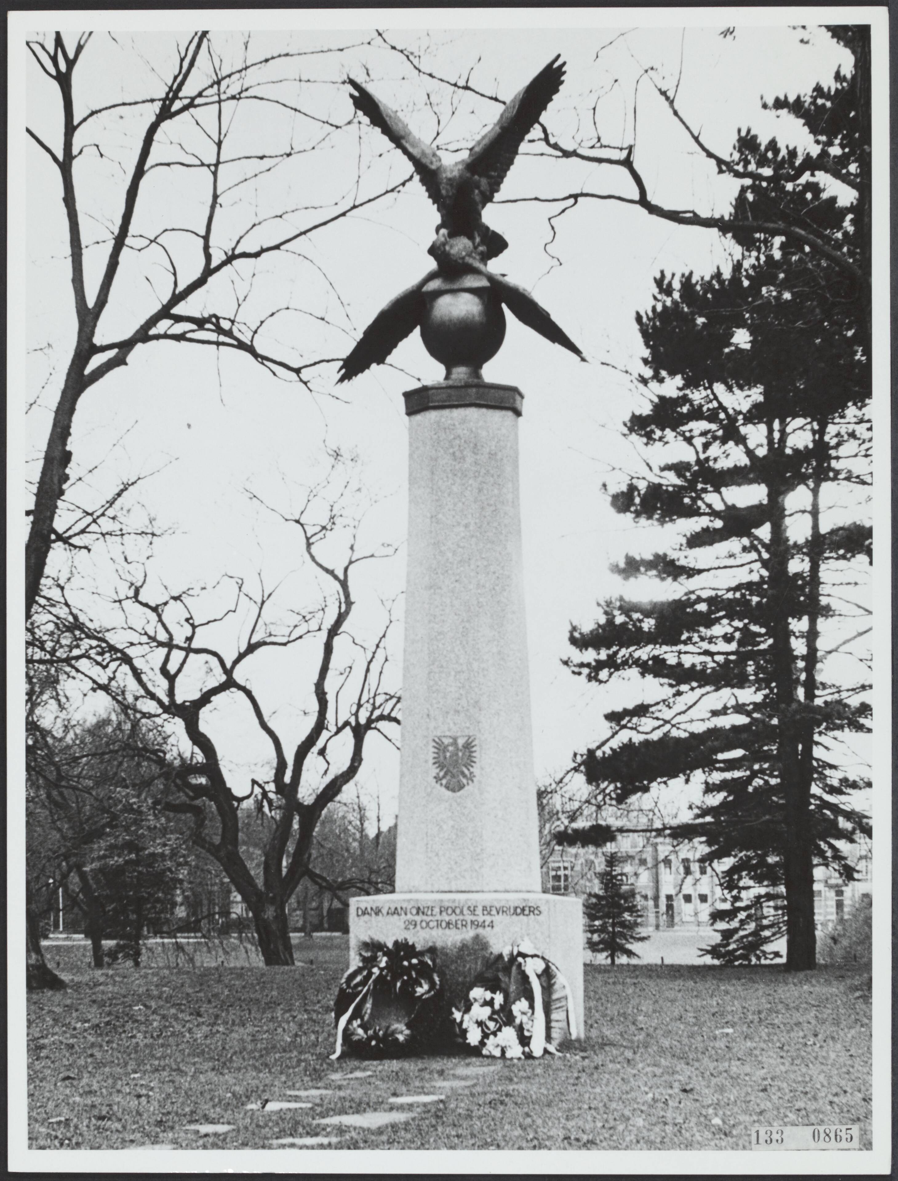 Fotocollectie Rijksvoorlichtingsdienst Eigen — Breda. Wilhelminapark: monument ter herinnering aan de gevechten tussen de Eerste Poolse Pantserdivie en Duitse bezettingstroepen in 1944 — Foto: Rijksvoorlichtingsdienst (RVD). Licentie: Set B: Rechtenvrij / Publiek Domein. Bron: Nationaal Archief. http://hdl.handle.net/10648/af5ac604-d0b4-102d-bcf8-003048976d84
