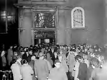 Fotocollectie Anefo — Kerkgang in de kerstnacht in Voorburg — Foto: Pot, Harry / Anefo. Licentie: Set B: Rechtenvrij / Publiek Domein. Bron: Nationaal Archief. http://hdl.handle.net/10648/a9719ca4-d0b4-102d-bcf8-003048976d84
