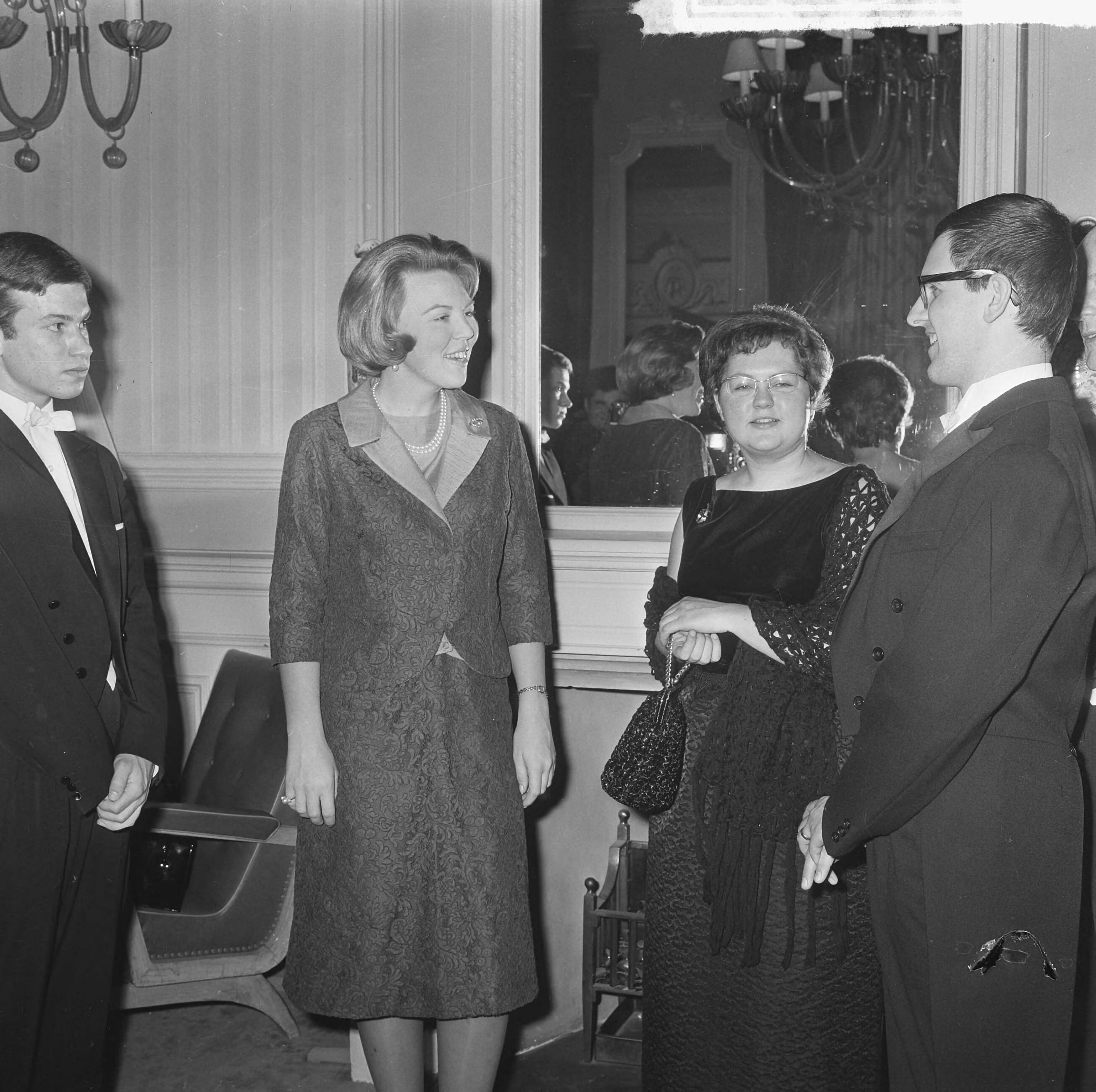 Fotocollectie Anefo — Prinses Beatrix heeft in de Kurzaal te Scheveningen de einduitvoering van het Koninklijk Conservatorium bijgewoond, de prinses tijdens de pauze met enkele leerlingen — Foto: Koch, Eric / Anefo. Licentie: Set B: Rechtenvrij / Publiek Domein. Bron: Nationaal Archief. http://hdl.handle.net/10648/aa8812ee-d0b4-102d-bcf8-003048976d84