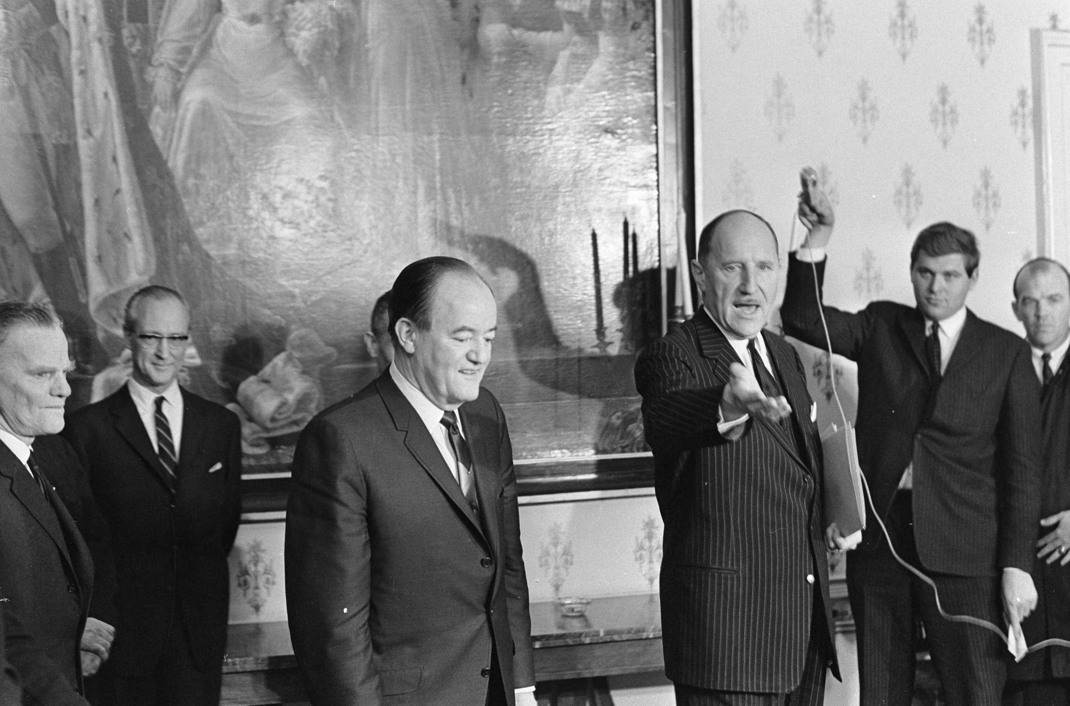 Fotocollectie Anefo — Vice president Humphrey en Minister Luns bespreken politieke situatie Den Haag — Foto: Kroon, Ron / Anefo. Licentie: Set B: Rechtenvrij / Publiek Domein. Bron: Nationaal Archief. http://hdl.handle.net/10648/ab13f7a0-d0b4-102d-bcf8-003048976d84