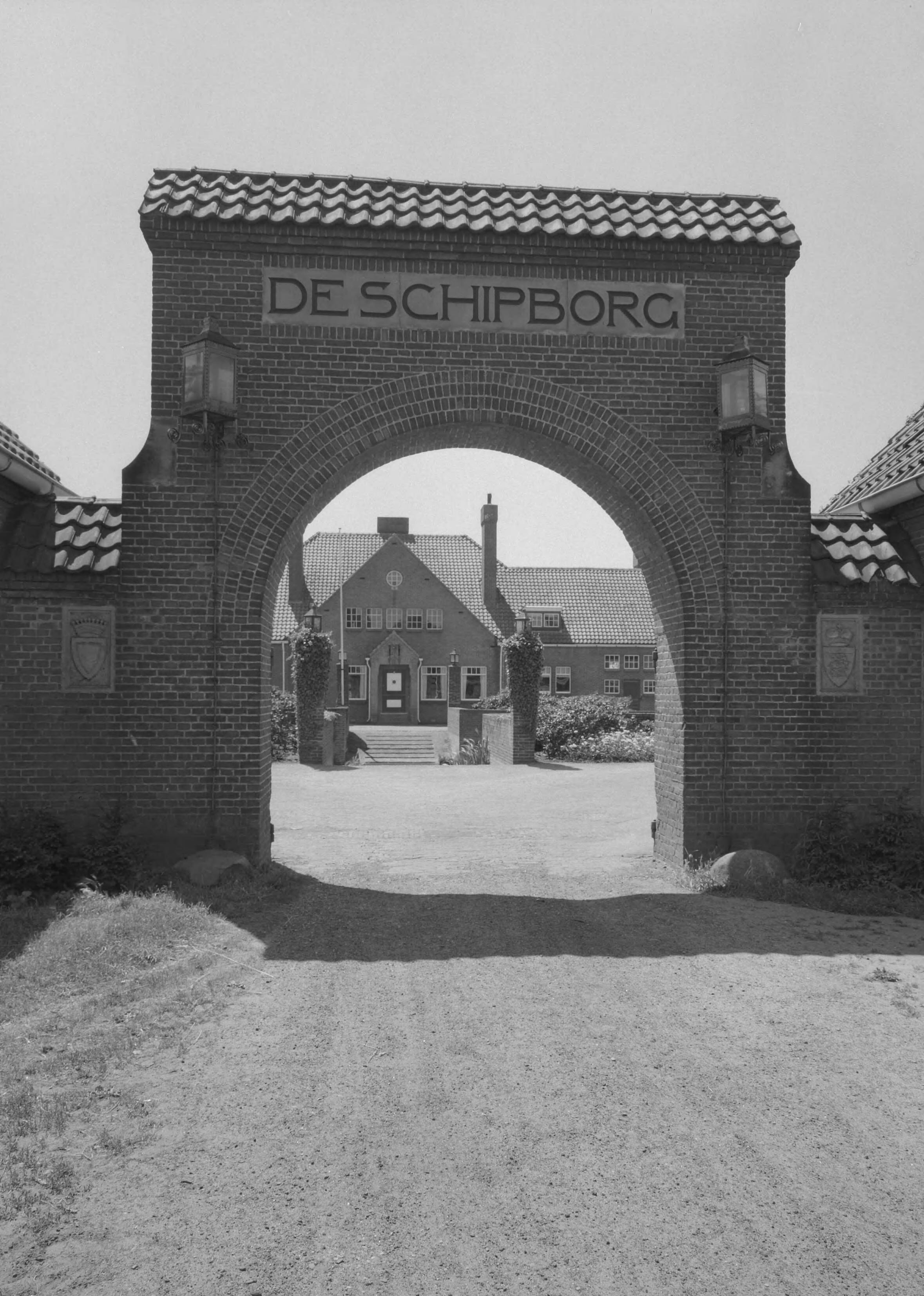 Fotocollectie Nederlandse Heidemaatschappij — Landgoed De Schipborg (Drenthe). Toegangspoort modelboerderij — Foto: Wüllschleger, [...] / Heidemij. Licentie: Set B: Rechtenvrij / Publiek Domein. Bron: Nationaal Archief. http://hdl.handle.net/10648/ae77a004-d0b4-102d-bcf8-003048976d84