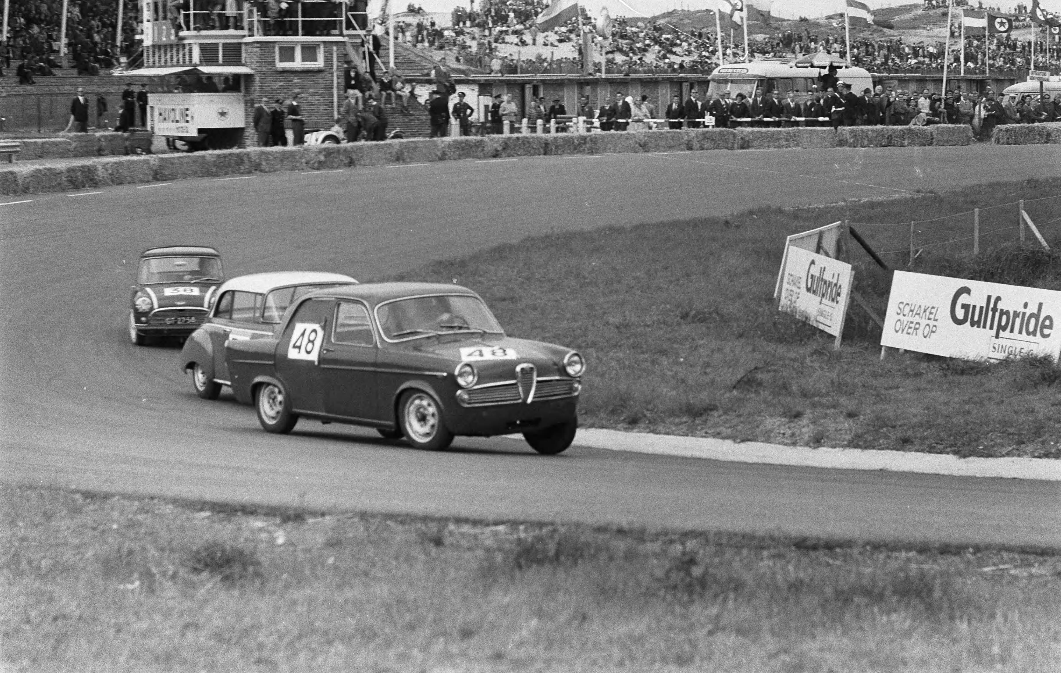 Fotocollectie Anefo — Nationale sportwagenraces op het circuit van Zandvoort — Foto: Bilsen, Joop van / Anefo. Licentie: Set B: Rechtenvrij / Publiek Domein. Bron: Nationaal Archief. http://hdl.handle.net/10648/aa0bfe16-d0b4-102d-bcf8-003048976d84