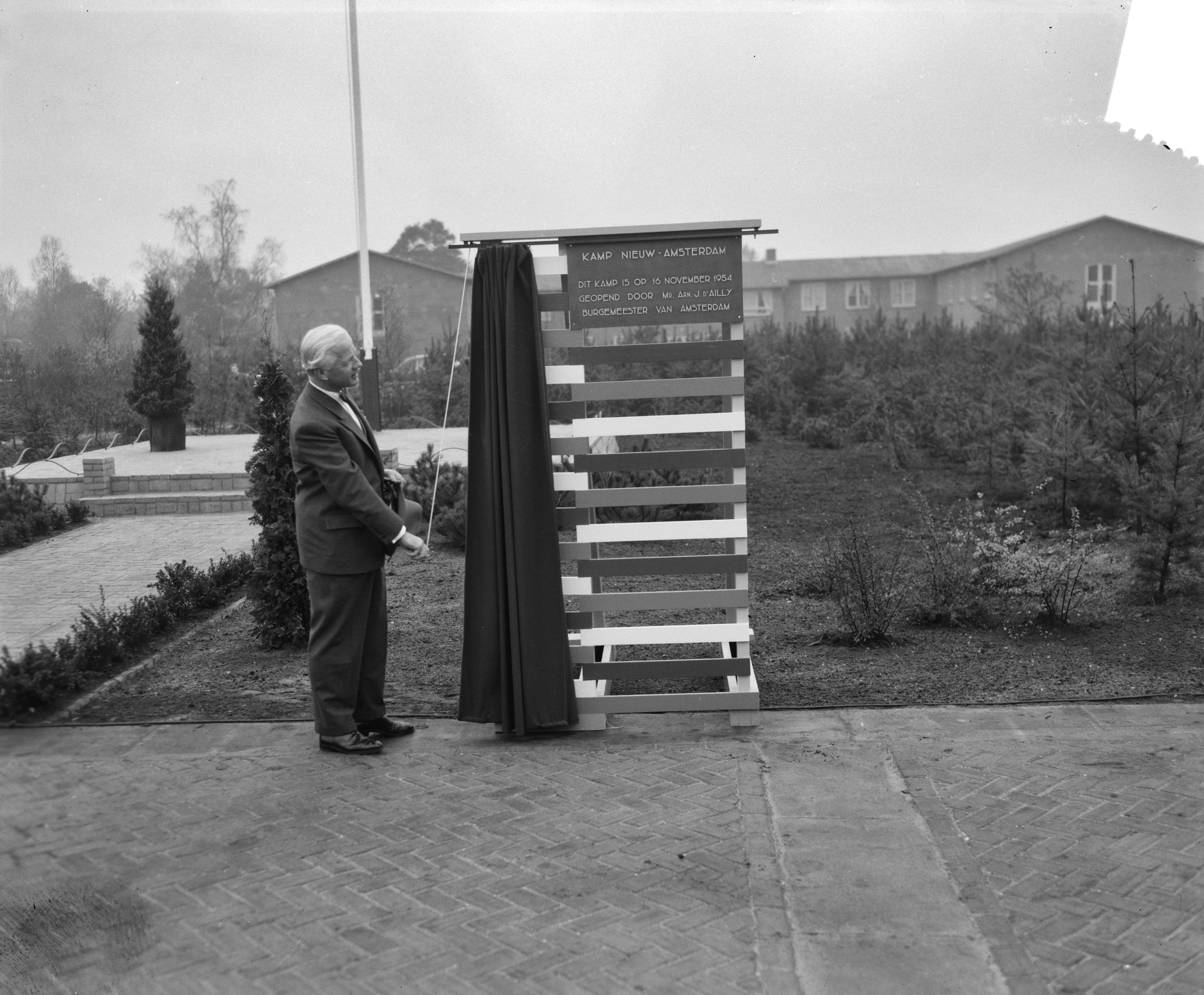Fotocollectie Anefo — Officiele opening van nieuw legeringskamp van Amerikanen "Kamp Nieuw Amsterdam" op Soesterberg door de burgemeester van Amsterdam, A.J. d'Ailly — Foto: Noske, J.D. / Anefo. Licentie: Set B: Rechtenvrij / Publiek Domein. Bron: Nationaal Archief. http://hdl.handle.net/10648/a92d0c92-d0b4-102d-bcf8-003048976d84