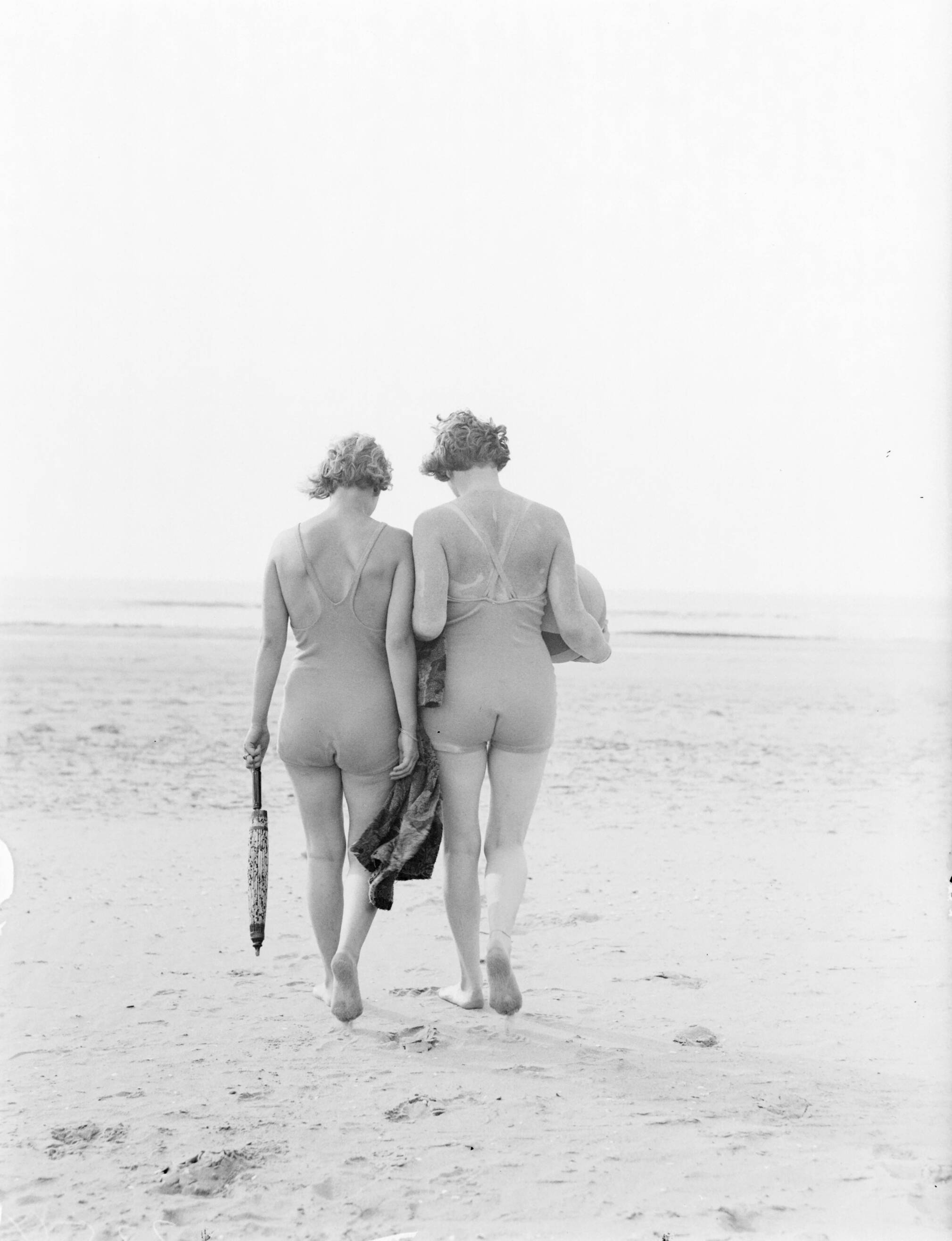 Reportage fotomodel — Model Eva Waldschmidt en Van de Polls vrouw Nell Langlais aan het strand van Zandvoort — Foto: Poll, Willem van de. Licentie: Set B: Rechtenvrij / Publiek Domein. Bron: Nationaal Archief. http://hdl.handle.net/10648/aea7f736-d0b4-102d-bcf8-003048976d84