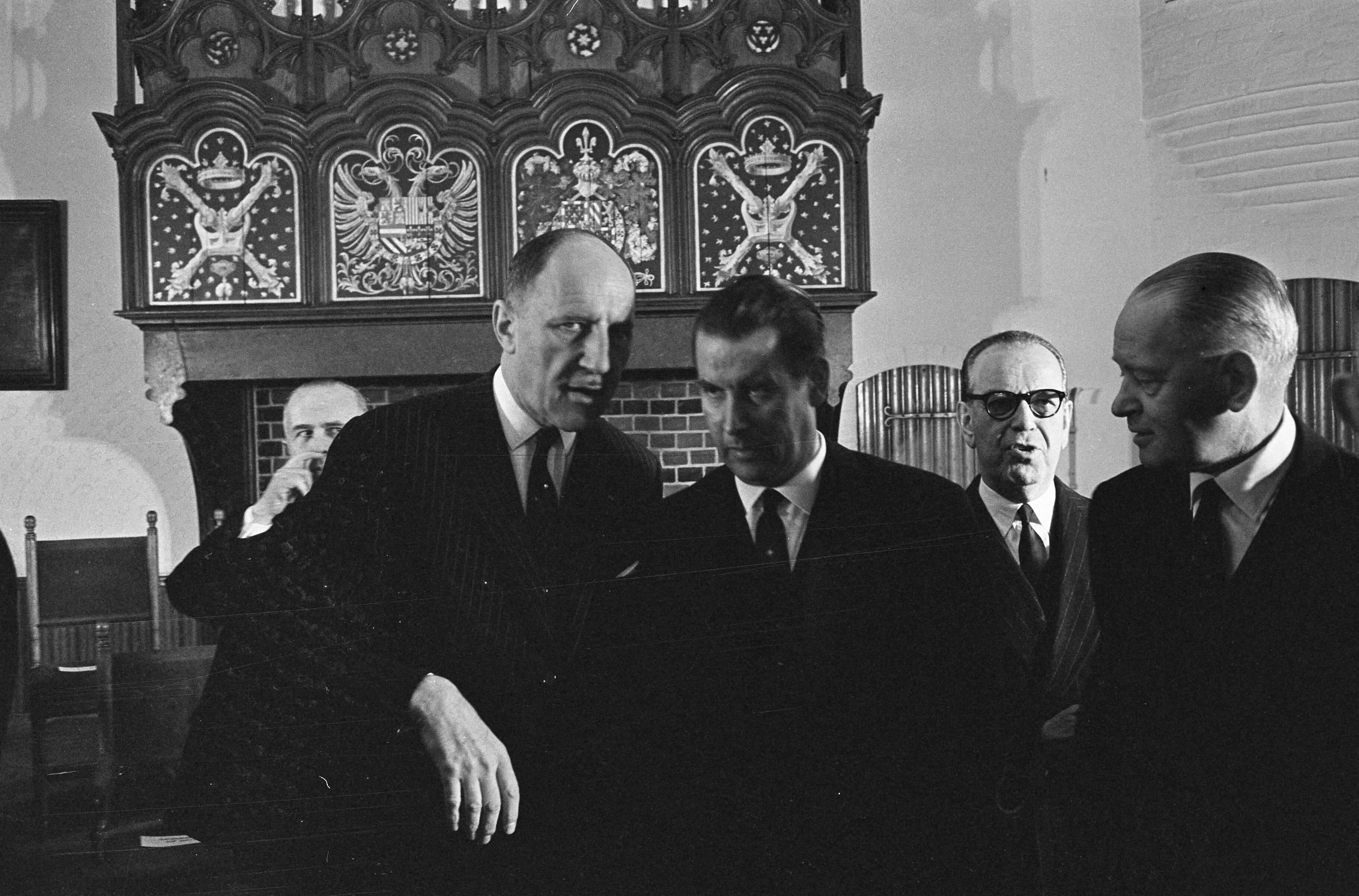 Fotocollectie Anefo — Opening NATO conferentie te Den Haag , minister Luns en Coure de Murville — Foto: Pot, Harry / Anefo. Licentie: Set B: Rechtenvrij / Publiek Domein. Bron: Nationaal Archief. http://hdl.handle.net/10648/aa68de88-d0b4-102d-bcf8-003048976d84