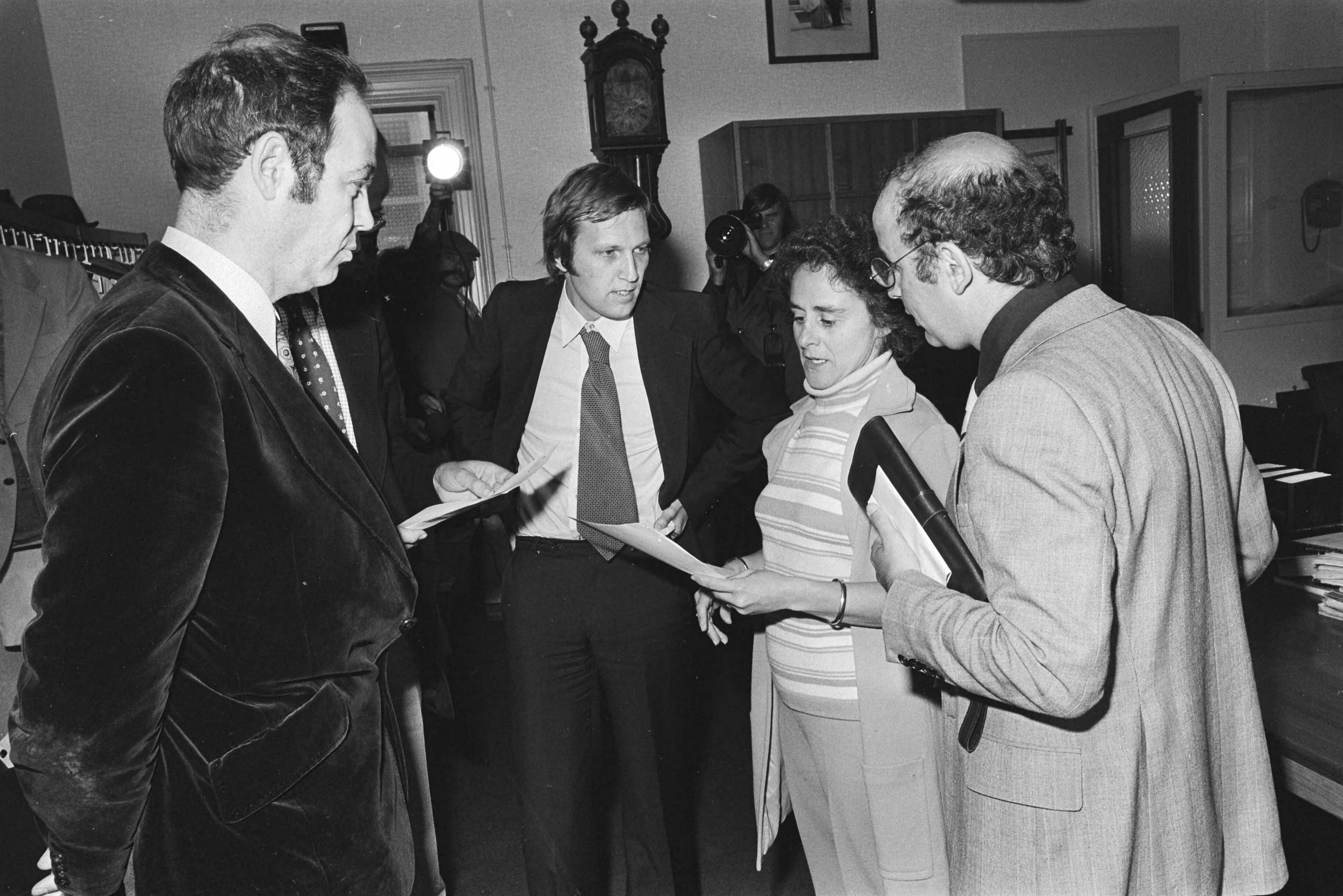 Uitspraak in Haarlem in verband met Bloemenhove — Uitspraak in Haarlem in verband met Bloemenhove, van links naar rechts: A. van de Bergh, de assistent van Mr. Laus, Anneke Goudsmit en Mr. Laus na de uitspraak — Foto: Peters, Hans / Anefo. Licentie: Set B: Rechtenvrij / Publiek Domein. Bron: Nationaal Archief. http://hdl.handle.net/10648/ac85409e-d0b4-102d-bcf8-003048976d84