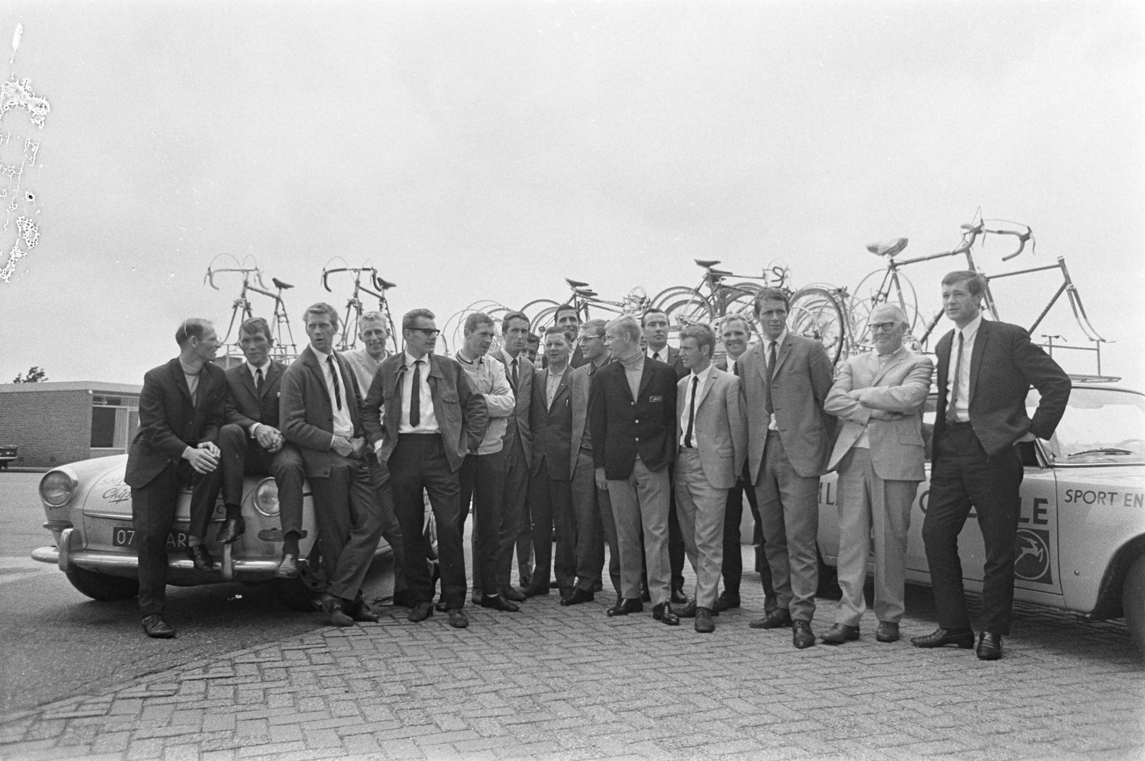 Fotocollectie Anefo — Nederlandse Tour de France ploeg uit Breda naar Vittel vertrokken. De ploeg — Foto: Nijs, Jac. de / Anefo. Licentie: Set B: Rechtenvrij / Publiek Domein. Bron: Nationaal Archief. http://hdl.handle.net/10648/ab453ec8-d0b4-102d-bcf8-003048976d84