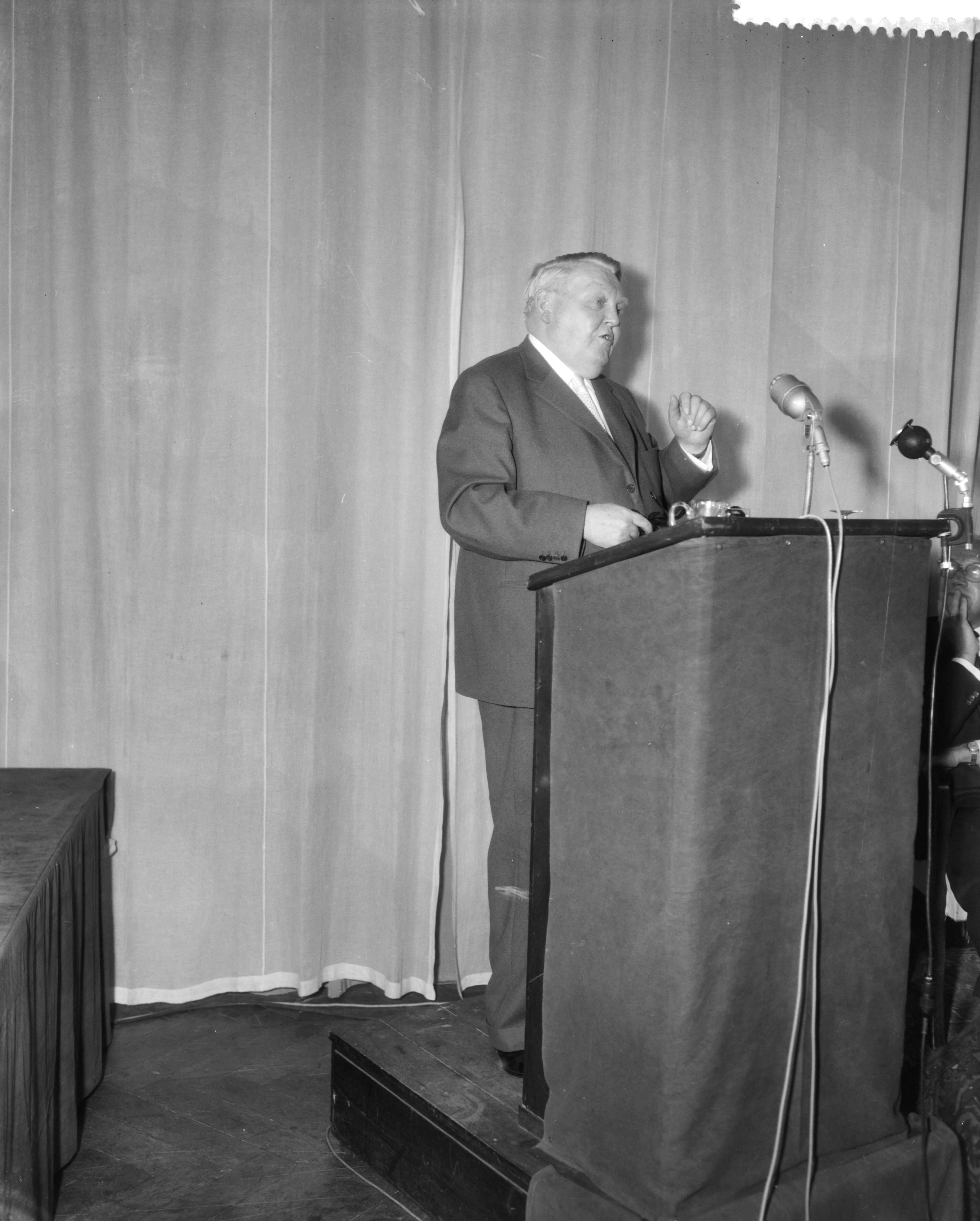 Fotocollectie Anefo — 12e Internationaal Congres van de Unie Jonge Christen-Democraten (UIJD) in Scheveningen. Toespraak van de Duitse minister en vice-bondskanselier Ludwig Erhard — Foto: Pot, Harry / Anefo. Licentie: Set B: Rechtenvrij / Publiek Domein. Bron: Nationaal Archief. http://hdl.handle.net/10648/a97bade8-d0b4-102d-bcf8-003048976d84