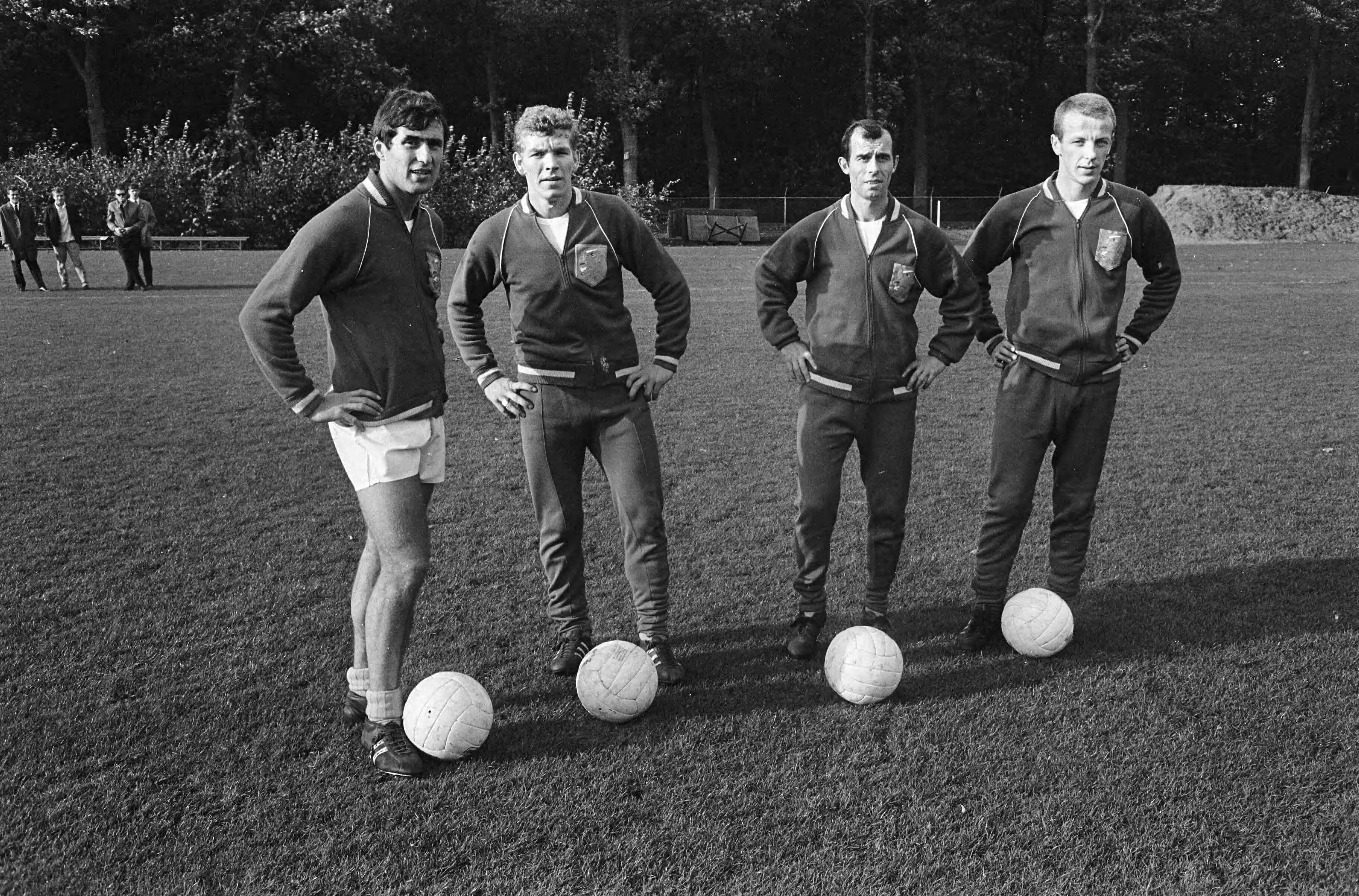 Fotocollectie Anefo — Training Nederlands elftal te Zeist. Swart, Van Gorp, Moulijn, Houwaart — Foto: Koch, Eric / Anefo. Licentie: Set B: Rechtenvrij / Publiek Domein. Bron: Nationaal Archief. http://hdl.handle.net/10648/ab2b61f6-d0b4-102d-bcf8-003048976d84