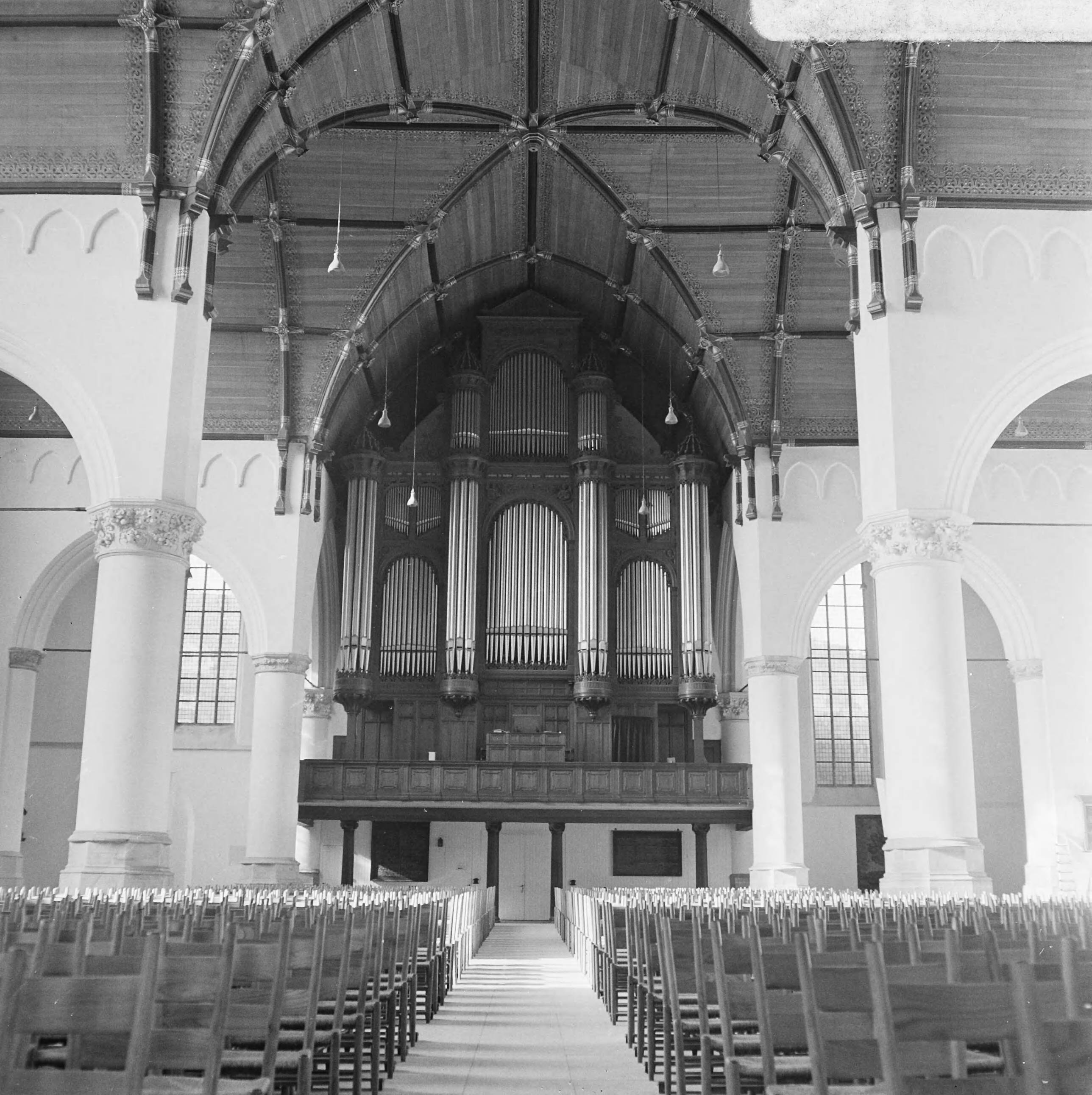 Restauratie van de Grote of St. Jacobskerk te Den Haag in verband met huwelijk van prinses Margriet met mr. Pieter van Vollenhoven — Den Haag|Zuid-Holland|restauraties |kerkgebouwen|Sint-Jacobuskerk — Foto: Voets, Jan / Anefo. Licentie: Set B: Rechtenvrij / Publiek Domein. Bron: Nationaal Archief. http://hdl.handle.net/10648/ab029b86-d0b4-102d-bcf8-003048976d84